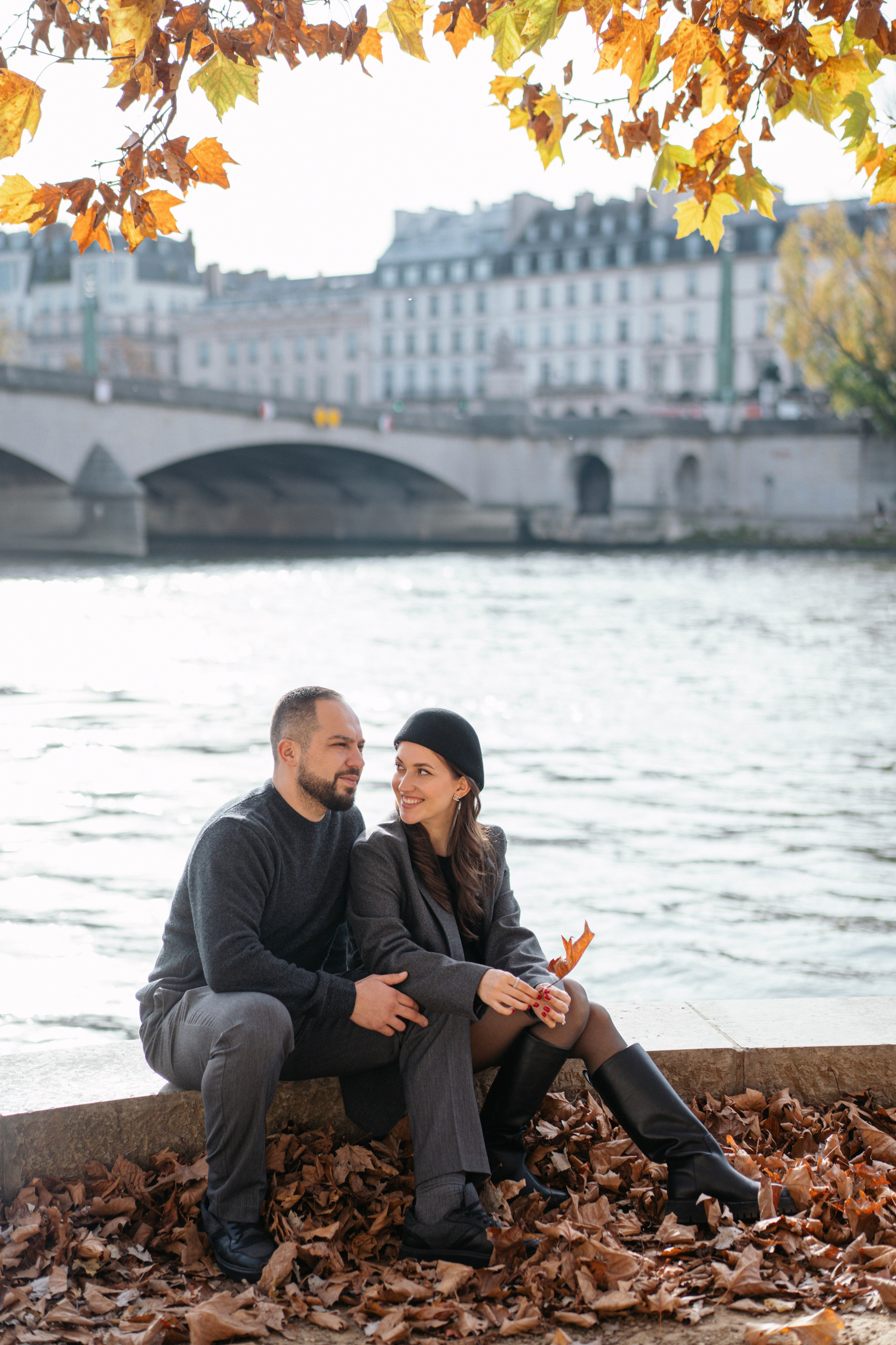 пара на набережных Сены осенью