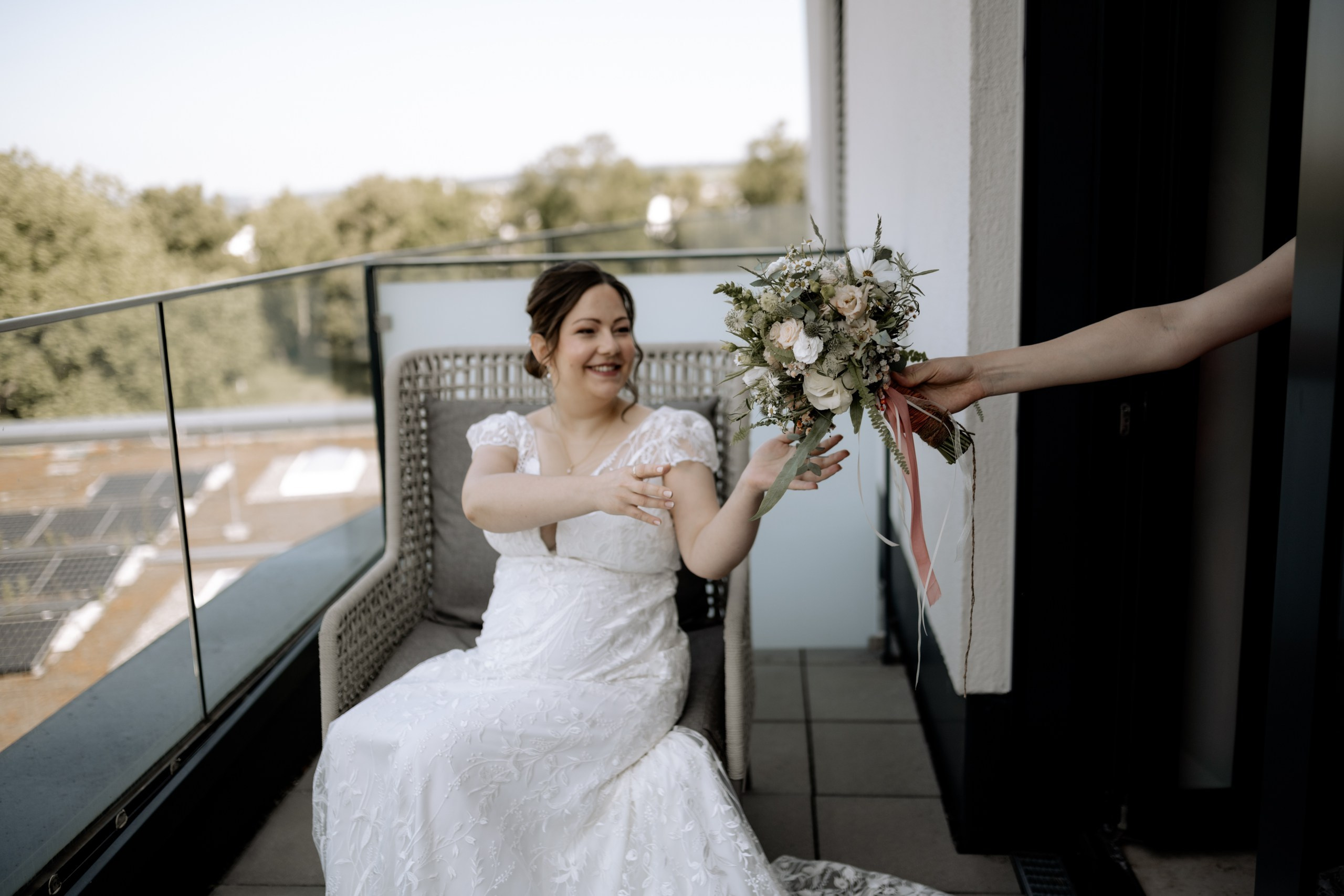 Sarah & Julian – Sommerhochzeit voller Liebe in Würzburg | Anna Saribekyan Fotografie. Anna Saribekyan – Beste Hochzeitsfotografin in Würzburg, Top 10 in Deutschland