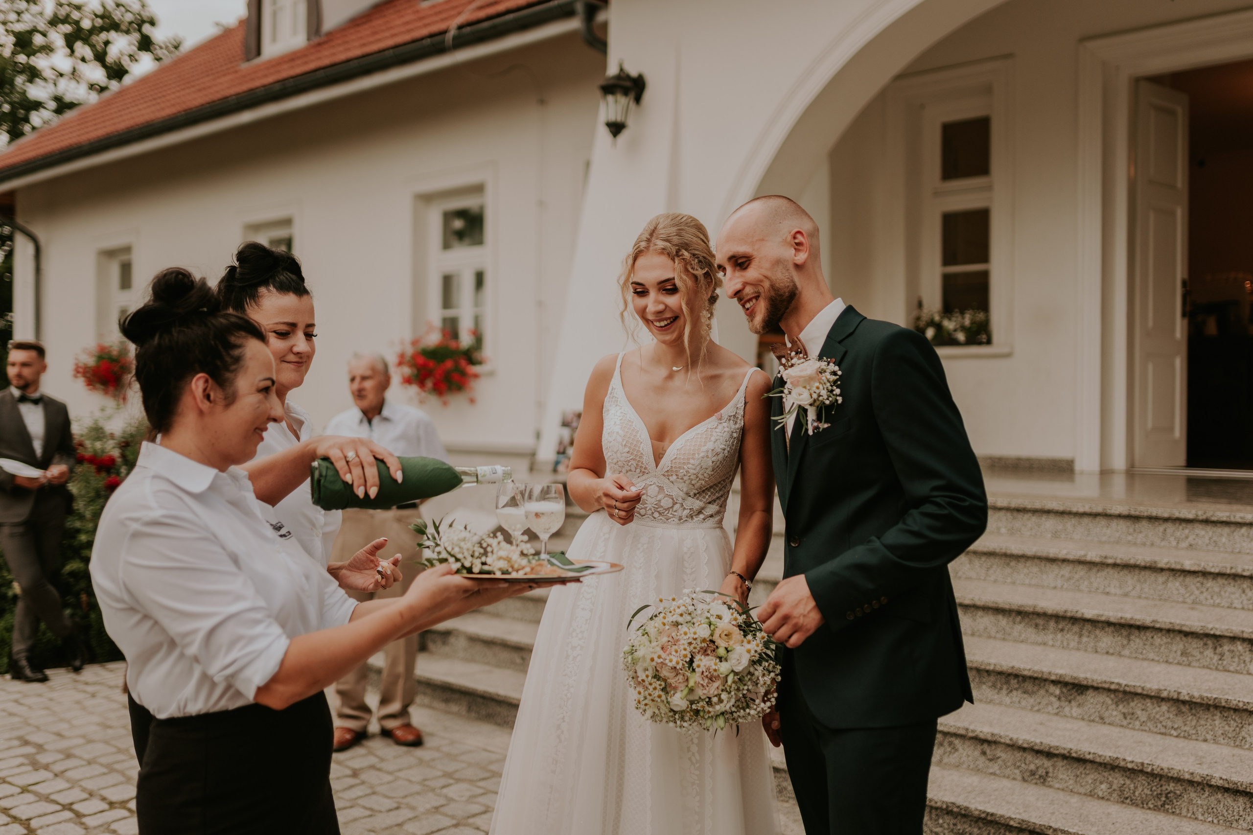 Dwór Wierzbno: plenerowy ślub pod wierzbą. Karkowskafoto - fotografia miłości