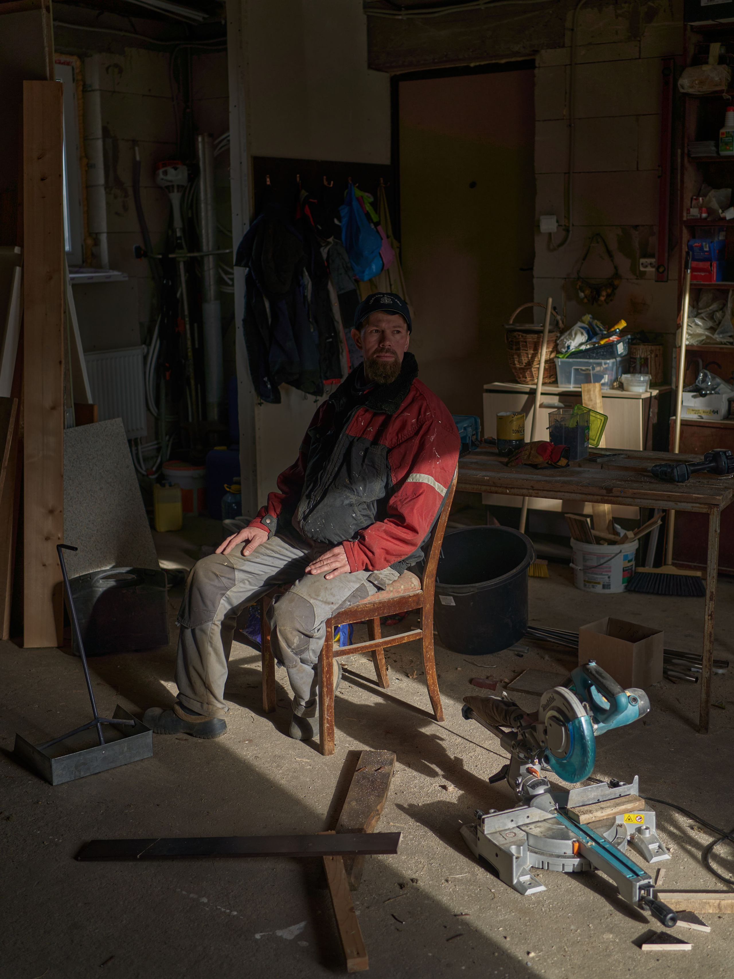 Max, paraglider trainer. In the rush to avoid being mobilized, he crossed the border on a bicycle.