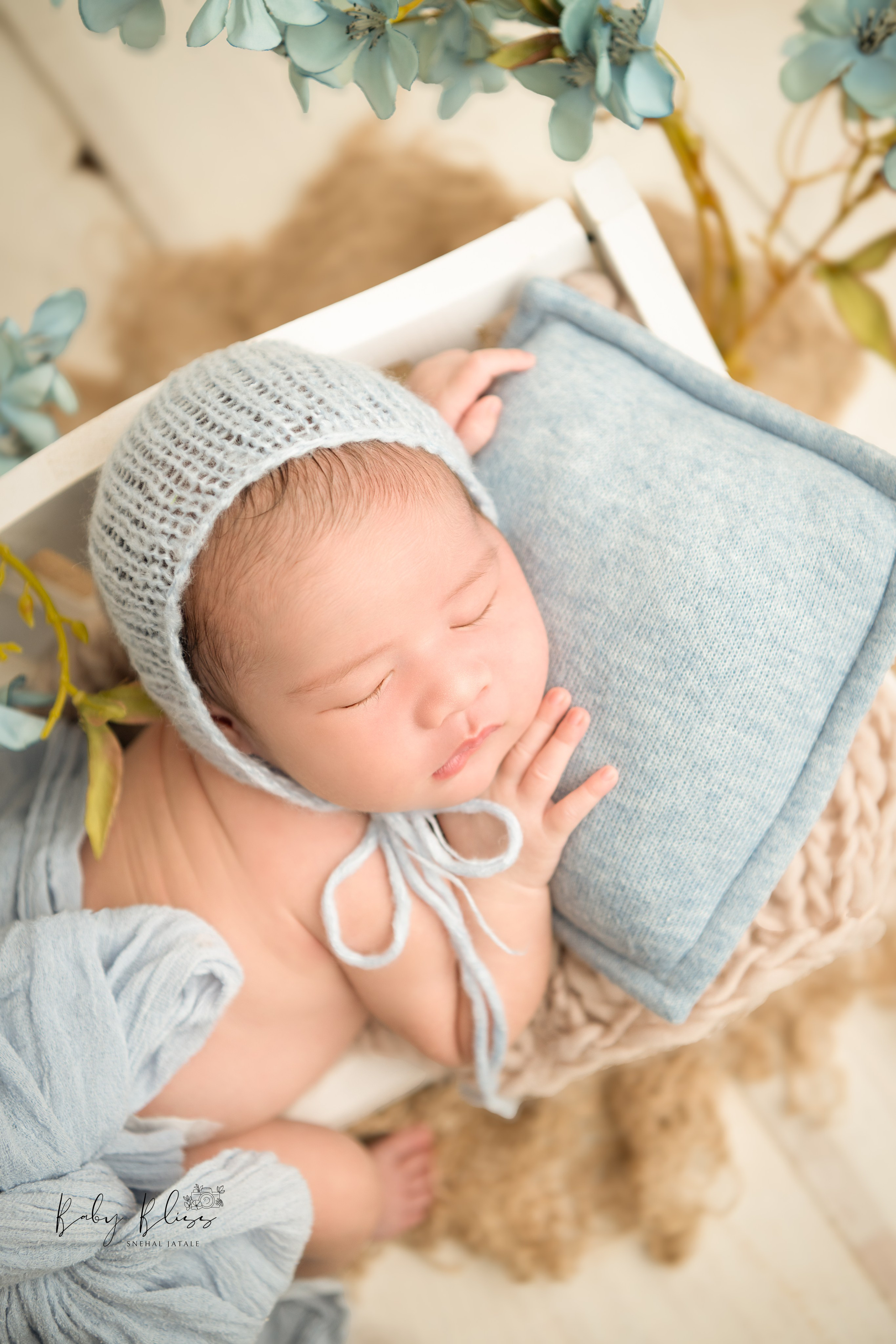 Best newborn photographer in Doha, Qatar. Best infant photoshoot in Doha, Qatar. Newborn photo session in Doha Qatar, baby, sitter, cake smash, pre-birthday, maternity, family photographer in Doha, Qatar