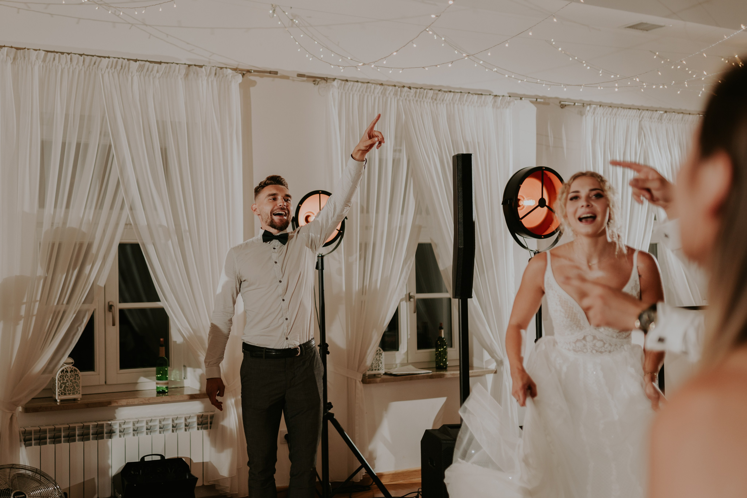 Dwór Wierzbno: plenerowy ślub pod wierzbą. Karkowskafoto - fotografia miłości