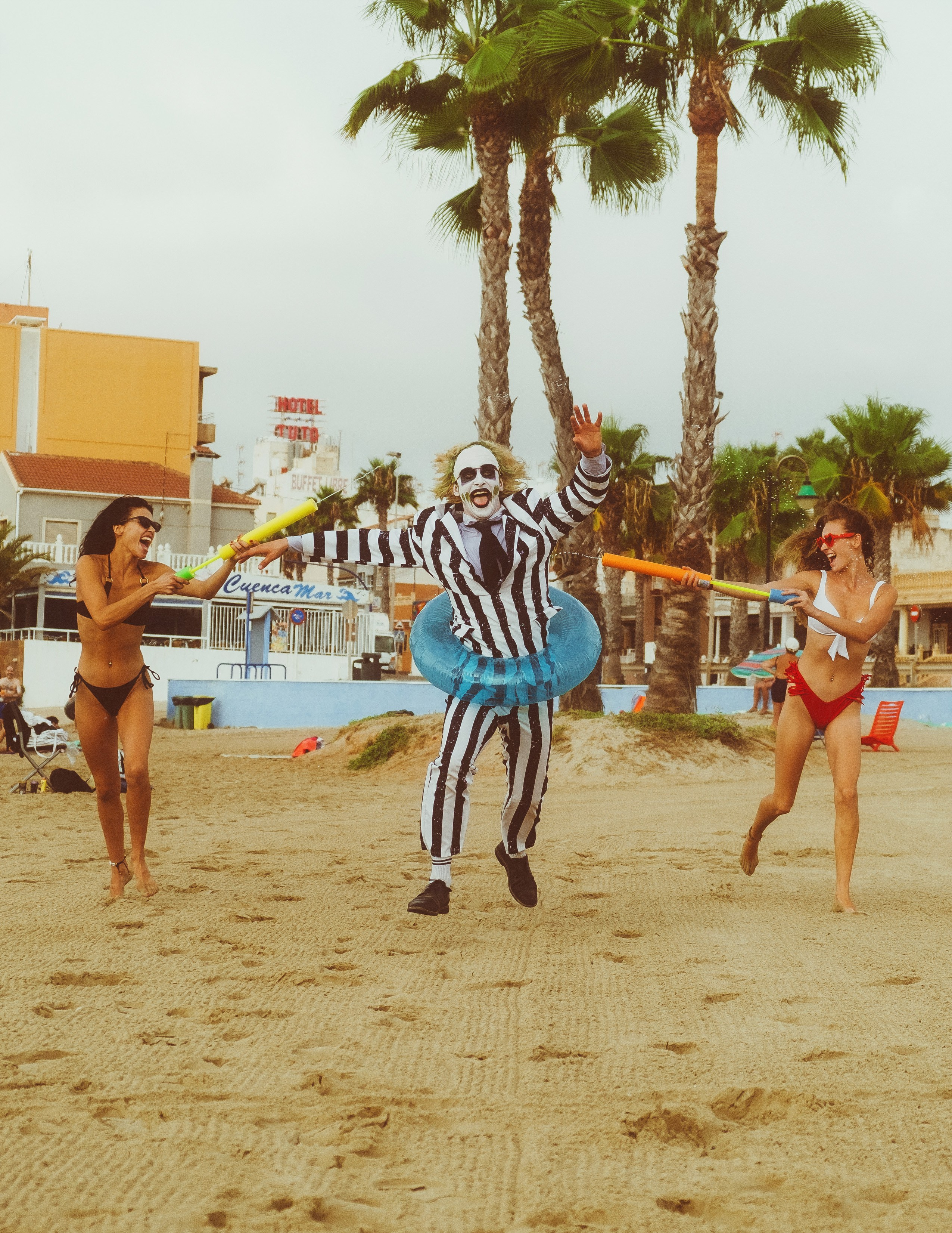 Beetlejuice на море: Экспериментальная фотосессия с цирковыми артистами — Фотограф Андрей Луковников