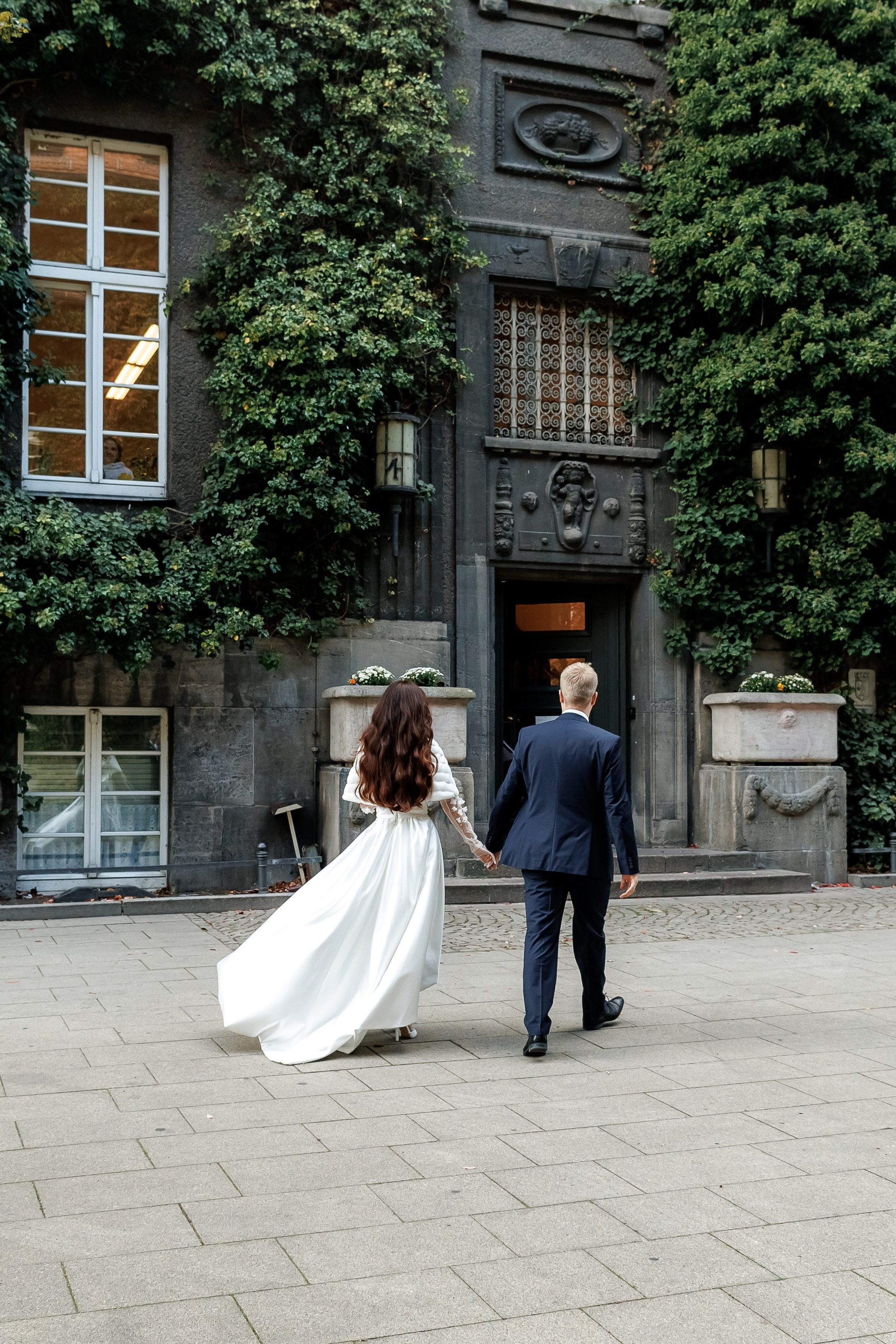 Eine intime Feier vor der großen Hochzeit: Solongo und Victor im Standesamt Spandau. Hochzeitsfotografie in Berlin Nataliia Schütze