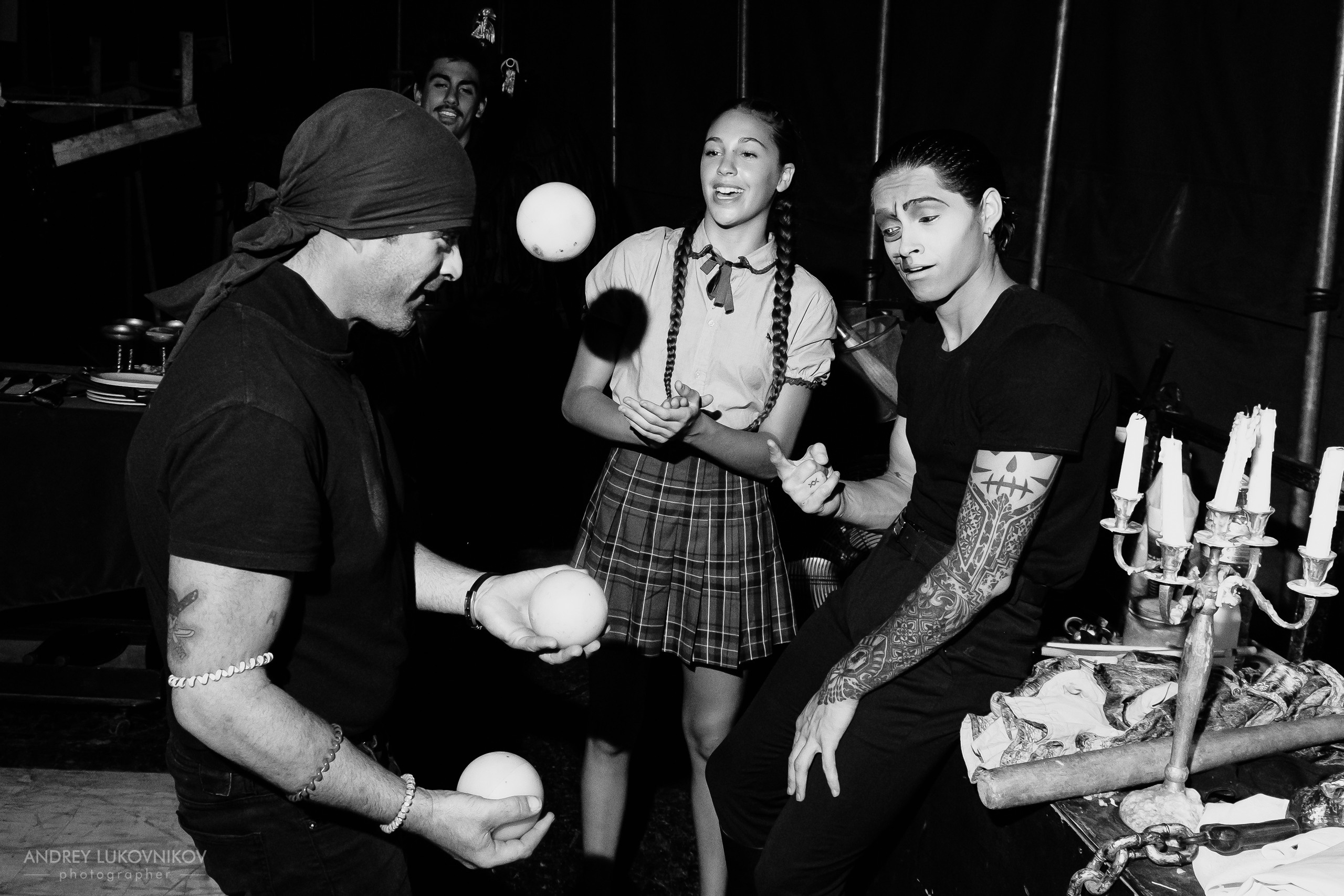 Sesión de fotos entre bastidores en El Circo Encantado: la vida de los artistas tras bambalinas