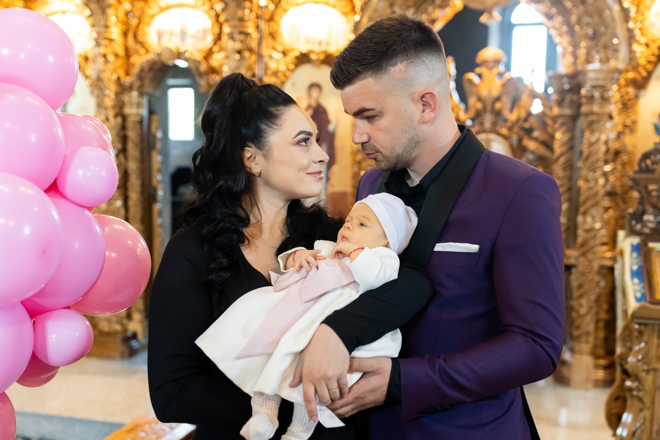 “Bebeluș botezat în biserică, ținut în brațe de nași” • “Detaliu cu lumânarea de botez decorată cu flori albe” • “Părinți emoționați alături de copilul lor la ceremonia de botez” • “Masa festivă de botez cu decor tematic și tort personalizat” • “Momentul în care preotul toarnă apă sfințită pe fruntea bebelușului” “Bebeluș în rochie albă de botez, zâmbind în brațele mamei” • “Detaliu cu cruciulița de botez așezată pe o pernă de satin” • “Părinți și nași aprinzând lumânările în timpul ceremoniei de botez” • “Tort de botez decorat cu figurine tematice și numele copilului” • “Copil botezat dormind liniștit în pătuțul decorat festiv” • “Momentul în care preotul binecuvântează copilul în fața altarului” • “Invitați adunându-se în jurul mesei festive la petrecerea de botez” • “Bebeluș ținând în mână o jucărie personalizată primită la botez” • “Familie fericită pozând împreună după ceremonia de botez” • “Decor tematic cu baloane și flori la locația petrecerii de botez” fotograf Botoșani fotograf evenimente fotograf botez Alin Chirila fotograf alinofotostudio,- Preotul ținându-l pe micuțul Mathias Gabriel la botez, în biserica Înălțarea Domnului, Copălău - Detalii de la botezul lui Mathias – lumânare, trusou și icoană - Familia lui Mathias Gabriel alături de micuț, în ziua botezului - Portret emoționant cu mama și bebelușul în brațe, în biserică,fotograf profesionist evenimente Botoșani, Iași, Suceava, Fălticeni, Bacău, Pașcani, Roman - AlinoFotoStudio by Alin Chirilă - servicii foto nuntă, botez, cununie, ședințe foto creative, albume personalizate, fotografii emoționante și calitative pentru cele mai importante momente din viață,fotograf nuntă Botoșani Alin Chirilă, ședință foto botez Iași - AlinoFotoStudio, servicii fotograf profesionist evenimente Suceava, fotograf cununie civilă Fălticeni - Alin Chirilă, album foto nuntă personalizat Bacău.“Bebeluș botezat în biserică, ținut în brațe de nași” • “Detaliu cu lumânarea de botez decorată cu flori albe” • “Părinți emoționați alături de copilul lor la ceremonia de botez” • “Masa festivă de botez cu decor tematic și tort personalizat” • “Momentul în care preotul toarnă apă sfințită pe fruntea bebelușului” “Bebeluș în rochie albă de botez, zâmbind în brațele mamei” • “Detaliu cu cruciulița de botez așezată pe o pernă de satin” • “Părinți și nași aprinzând lumânările în timpul ceremoniei de botez” • “Tort de botez decorat cu figurine tematice și numele copilului” • “Copil botezat dormind liniștit în pătuțul decorat festiv” • “Momentul în care preotul binecuvântează copilul în fața altarului” • “Invitați adunându-se în jurul mesei festive la petrecerea de botez” • “Bebeluș ținând în mână o jucărie personalizată primită la botez” • “Familie fericită pozând împreună după ceremonia de botez” • “Decor tematic cu baloane și flori la locația petrecerii de botez” fotograf Botoșani fotograf evenimente fotograf botez Alin Chirila fotograf alinofotostudio.fotograf botez Amelis Maria, fotografie botez Botoșani, fotograf Alin Chirilă, amintiri botez, fotografii botez, botez Amelis Maria, fotograf copii, fotografie botez în Botoșani,