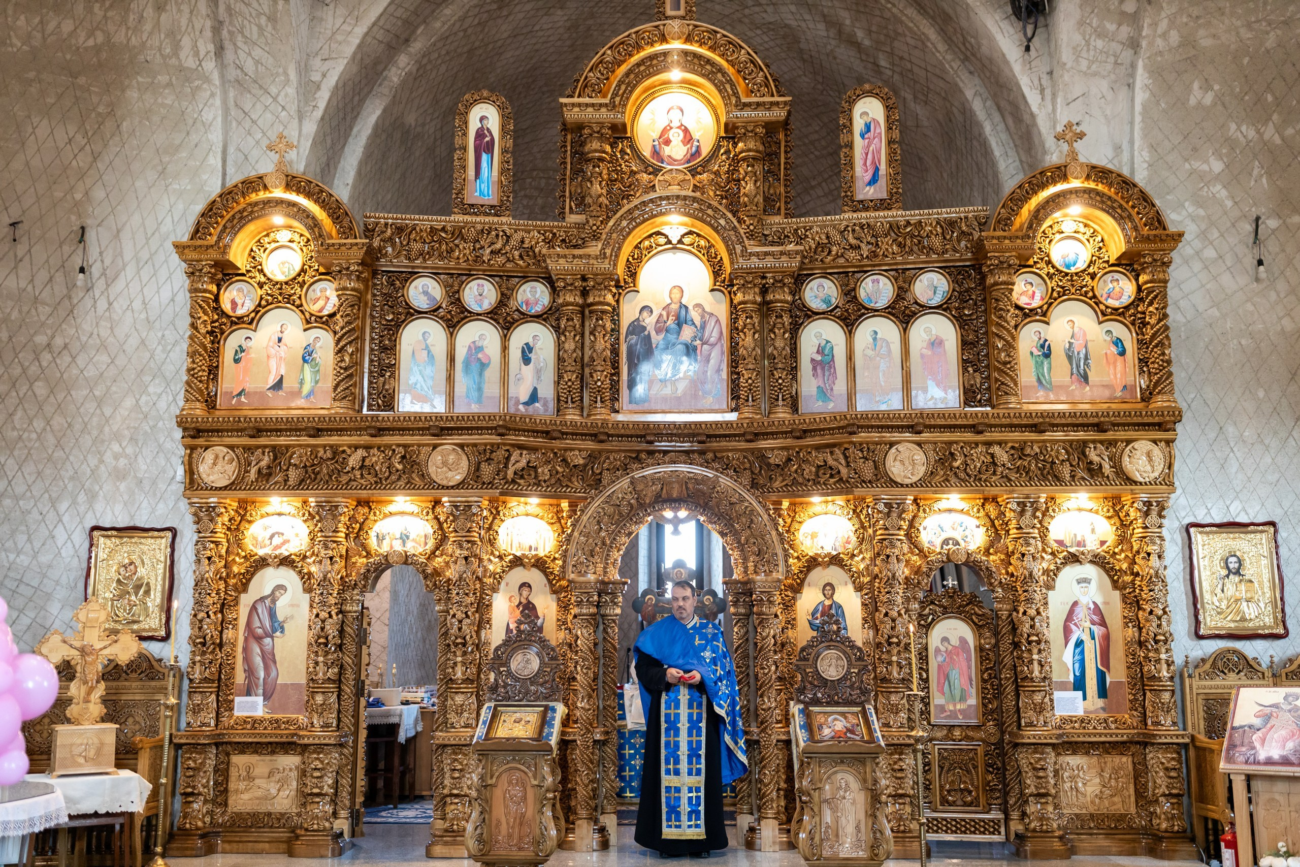 “Bebeluș botezat în biserică, ținut în brațe de nași” • “Detaliu cu lumânarea de botez decorată cu flori albe” • “Părinți emoționați alături de copilul lor la ceremonia de botez” • “Masa festivă de botez cu decor tematic și tort personalizat” • “Momentul în care preotul toarnă apă sfințită pe fruntea bebelușului” “Bebeluș în rochie albă de botez, zâmbind în brațele mamei” • “Detaliu cu cruciulița de botez așezată pe o pernă de satin” • “Părinți și nași aprinzând lumânările în timpul ceremoniei de botez” • “Tort de botez decorat cu figurine tematice și numele copilului” • “Copil botezat dormind liniștit în pătuțul decorat festiv” • “Momentul în care preotul binecuvântează copilul în fața altarului” • “Invitați adunându-se în jurul mesei festive la petrecerea de botez” • “Bebeluș ținând în mână o jucărie personalizată primită la botez” • “Familie fericită pozând împreună după ceremonia de botez” • “Decor tematic cu baloane și flori la locația petrecerii de botez” fotograf Botoșani fotograf evenimente fotograf botez Alin Chirila fotograf alinofotostudio,- Preotul ținându-l pe micuțul Mathias Gabriel la botez, în biserica Înălțarea Domnului, Copălău - Detalii de la botezul lui Mathias – lumânare, trusou și icoană - Familia lui Mathias Gabriel alături de micuț, în ziua botezului - Portret emoționant cu mama și bebelușul în brațe, în biserică,fotograf profesionist evenimente Botoșani, Iași, Suceava, Fălticeni, Bacău, Pașcani, Roman - AlinoFotoStudio by Alin Chirilă - servicii foto nuntă, botez, cununie, ședințe foto creative, albume personalizate, fotografii emoționante și calitative pentru cele mai importante momente din viață,fotograf nuntă Botoșani Alin Chirilă, ședință foto botez Iași - AlinoFotoStudio, servicii fotograf profesionist evenimente Suceava, fotograf cununie civilă Fălticeni - Alin Chirilă, album foto nuntă personalizat Bacău.“Bebeluș botezat în biserică, ținut în brațe de nași” • “Detaliu cu lumânarea de botez decorată cu flori albe” • “Părinți emoționați alături de copilul lor la ceremonia de botez” • “Masa festivă de botez cu decor tematic și tort personalizat” • “Momentul în care preotul toarnă apă sfințită pe fruntea bebelușului” “Bebeluș în rochie albă de botez, zâmbind în brațele mamei” • “Detaliu cu cruciulița de botez așezată pe o pernă de satin” • “Părinți și nași aprinzând lumânările în timpul ceremoniei de botez” • “Tort de botez decorat cu figurine tematice și numele copilului” • “Copil botezat dormind liniștit în pătuțul decorat festiv” • “Momentul în care preotul binecuvântează copilul în fața altarului” • “Invitați adunându-se în jurul mesei festive la petrecerea de botez” • “Bebeluș ținând în mână o jucărie personalizată primită la botez” • “Familie fericită pozând împreună după ceremonia de botez” • “Decor tematic cu baloane și flori la locația petrecerii de botez” fotograf Botoșani fotograf evenimente fotograf botez Alin Chirila fotograf alinofotostudio.fotograf botez Amelis Maria, fotografie botez Botoșani, fotograf Alin Chirilă, amintiri botez, fotografii botez, botez Amelis Maria, fotograf copii, fotografie botez în Botoșani,