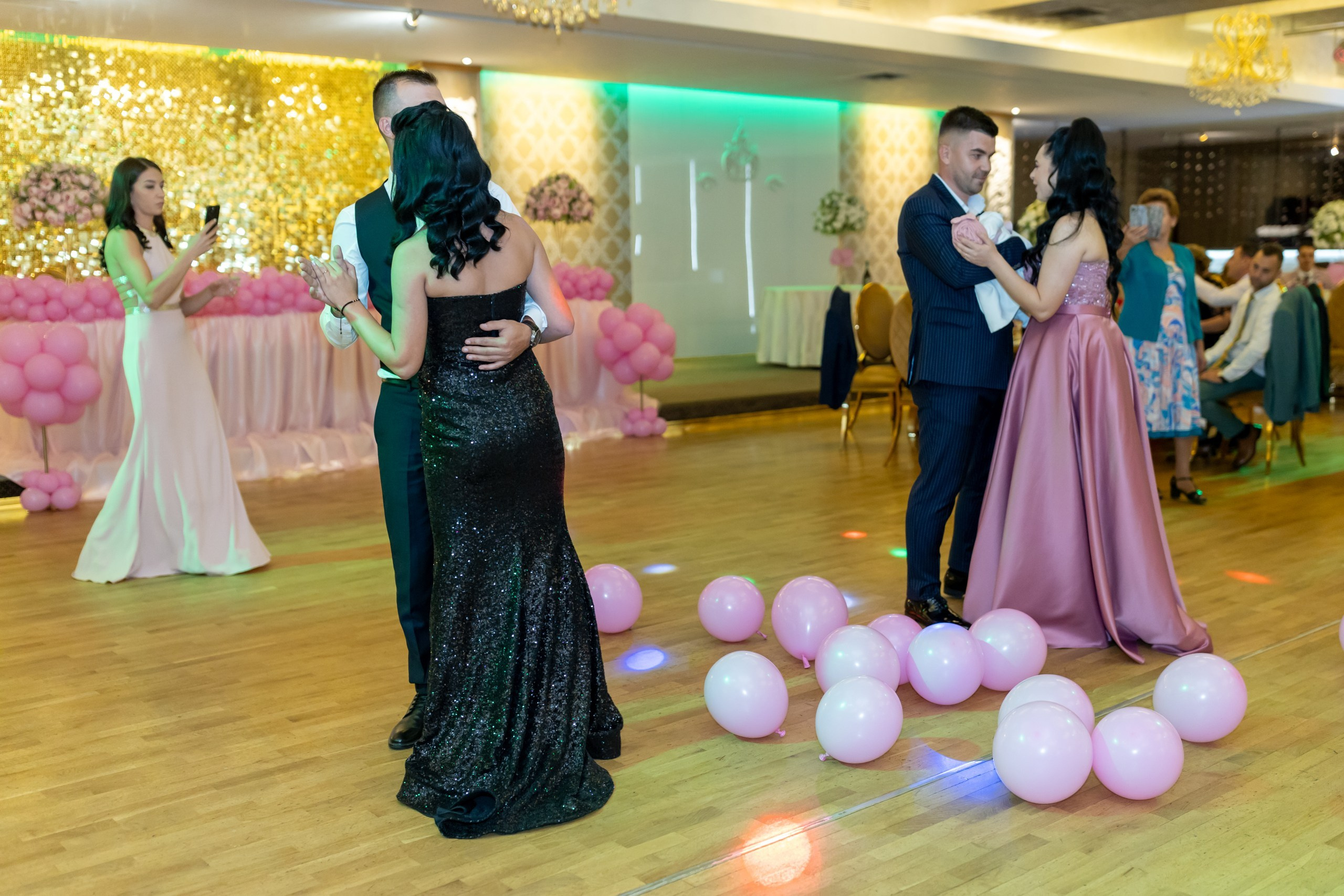 “Bebeluș botezat în biserică, ținut în brațe de nași” • “Detaliu cu lumânarea de botez decorată cu flori albe” • “Părinți emoționați alături de copilul lor la ceremonia de botez” • “Masa festivă de botez cu decor tematic și tort personalizat” • “Momentul în care preotul toarnă apă sfințită pe fruntea bebelușului” “Bebeluș în rochie albă de botez, zâmbind în brațele mamei” • “Detaliu cu cruciulița de botez așezată pe o pernă de satin” • “Părinți și nași aprinzând lumânările în timpul ceremoniei de botez” • “Tort de botez decorat cu figurine tematice și numele copilului” • “Copil botezat dormind liniștit în pătuțul decorat festiv” • “Momentul în care preotul binecuvântează copilul în fața altarului” • “Invitați adunându-se în jurul mesei festive la petrecerea de botez” • “Bebeluș ținând în mână o jucărie personalizată primită la botez” • “Familie fericită pozând împreună după ceremonia de botez” • “Decor tematic cu baloane și flori la locația petrecerii de botez” fotograf Botoșani fotograf evenimente fotograf botez Alin Chirila fotograf alinofotostudio,- Preotul ținându-l pe micuțul Mathias Gabriel la botez, în biserica Înălțarea Domnului, Copălău - Detalii de la botezul lui Mathias – lumânare, trusou și icoană - Familia lui Mathias Gabriel alături de micuț, în ziua botezului - Portret emoționant cu mama și bebelușul în brațe, în biserică,fotograf profesionist evenimente Botoșani, Iași, Suceava, Fălticeni, Bacău, Pașcani, Roman - AlinoFotoStudio by Alin Chirilă - servicii foto nuntă, botez, cununie, ședințe foto creative, albume personalizate, fotografii emoționante și calitative pentru cele mai importante momente din viață,fotograf nuntă Botoșani Alin Chirilă, ședință foto botez Iași - AlinoFotoStudio, servicii fotograf profesionist evenimente Suceava, fotograf cununie civilă Fălticeni - Alin Chirilă, album foto nuntă personalizat Bacău.“Bebeluș botezat în biserică, ținut în brațe de nași” • “Detaliu cu lumânarea de botez decorată cu flori albe” • “Părinți emoționați alături de copilul lor la ceremonia de botez” • “Masa festivă de botez cu decor tematic și tort personalizat” • “Momentul în care preotul toarnă apă sfințită pe fruntea bebelușului” “Bebeluș în rochie albă de botez, zâmbind în brațele mamei” • “Detaliu cu cruciulița de botez așezată pe o pernă de satin” • “Părinți și nași aprinzând lumânările în timpul ceremoniei de botez” • “Tort de botez decorat cu figurine tematice și numele copilului” • “Copil botezat dormind liniștit în pătuțul decorat festiv” • “Momentul în care preotul binecuvântează copilul în fața altarului” • “Invitați adunându-se în jurul mesei festive la petrecerea de botez” • “Bebeluș ținând în mână o jucărie personalizată primită la botez” • “Familie fericită pozând împreună după ceremonia de botez” • “Decor tematic cu baloane și flori la locația petrecerii de botez” fotograf Botoșani fotograf evenimente fotograf botez Alin Chirila fotograf alinofotostudio.fotograf botez Amelis Maria, fotografie botez Botoșani, fotograf Alin Chirilă, amintiri botez, fotografii botez, botez Amelis Maria, fotograf copii, fotografie botez în Botoșani,