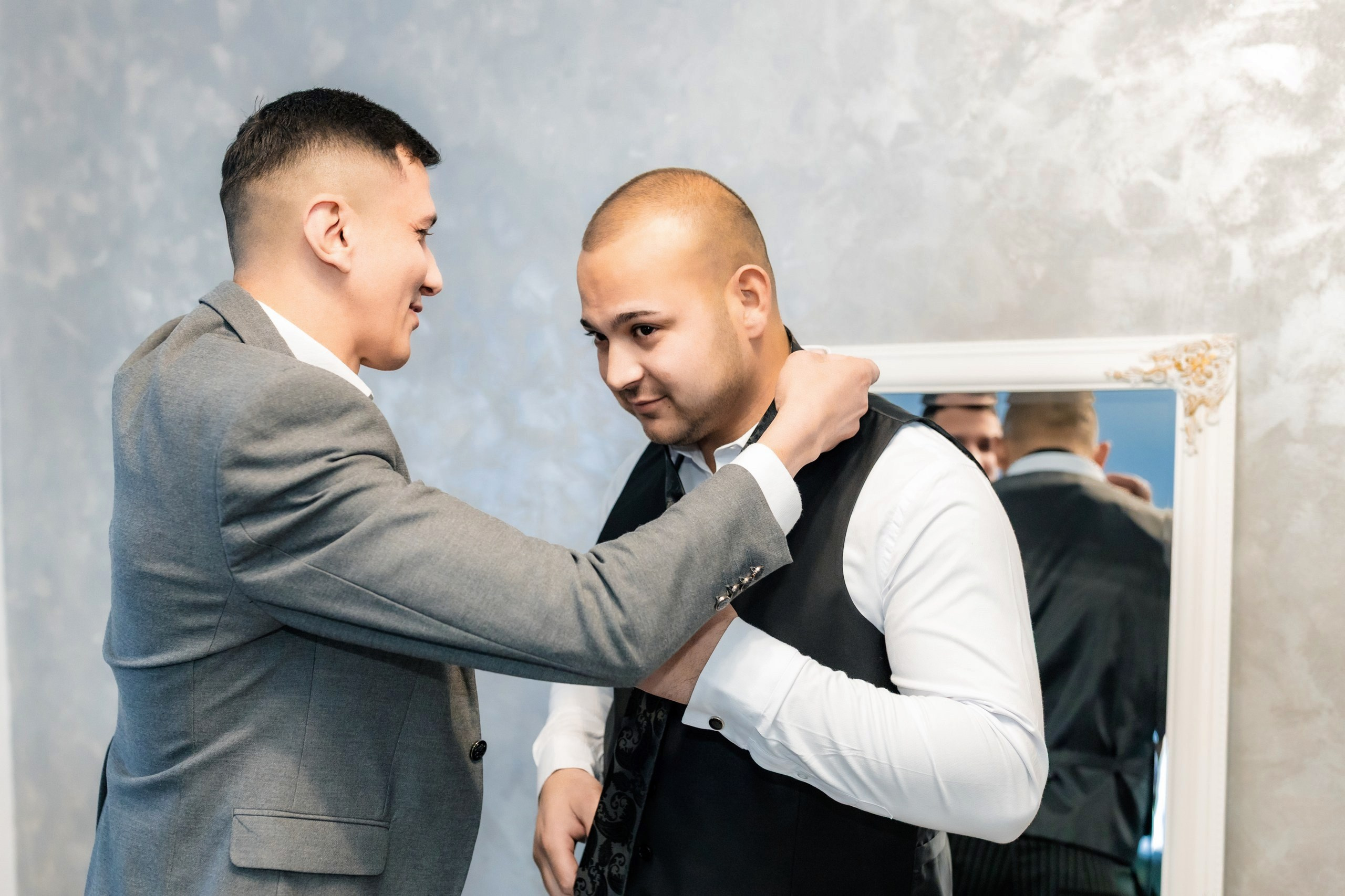 Fotograf nuntă Târgu Neamț – Samuel și Roxana, fotografie autentică realizată de AlinoFotoStudio 2. Fotograf nuntă Iași, Bacău, Suceava și Botoșani – Alin Chirilă surprinzând momente reale de nuntă 3. Fotografie de nuntă cu emoție și credință – AlinoFotoStudio, fotograf povestitor 4. Fotograf profesionist nuntă în Moldova – cadre naturale și pline de emoție 5. Alin Chirilă fotograf nuntă – poveste reală surprinsă prin fotografie 6. Fotograf nuntă cu stil documentar – momente autentice din ziua nunții Pregătiri mireasă acasă – fotografie naturală realizată de Alin Chirilă fotograf nuntă 8. Detalii din ziua nunții – fotograf nuntă Iași și Botoșani, AlinoFotoStudio 9. Emoții din dimineața nunții – fotograf profesionist Moldova 10. Cadre autentice din pregătiri – fotograf nuntă Suceava și Bacău Ceremonie religioasă nuntă – moment emoționant surprins de fotograf Alin Chirilă 12. Nuntă cu valori creștine – fotografie din biserică realizată cu discreție 13. Rugăciune și emoție în ziua nunții – fotograf nuntă Târgu Neamț 14. Legământ în fața lui Dumnezeu – fotografie de nuntă autentică 15. Fotograf nuntă biserică – momente sincere și pline de semnificație Petrecere de nuntă – cadre naturale realizate de AlinoFotoStudio 17. Bucurie și dans la nuntă – fotograf nuntă Iași și împrejurimi 18. Momente autentice de la restaurant – fotograf nuntă Bacău Suceava 19. Atmosferă de nuntă surprinsă discret – Alin Chirilă fotograf -AlinoFotoStudio – fotograf nuntă cu abordare naturală și emoțională 21. Alin Chirilă fotograf – povestitor prin fotografie de nuntă 22. Fotograf nuntă în Moldova – stil documentar și autentic 23. Fotografie de nuntă sinceră și elegantă – AlinoFotoStudio- Fotograf nuntă Iași Bacău Suceava Botoșani – Alin Chirilă AlinoFotoStudio 26. Fotograf nuntă Târgu Neamț și Moldova – fotografie profesională de eveniment 27. Fotograf nuntă cu valori creștine și stil documentar – AlinoFotoStudio - Alin Chirilă – AlinoFotoStudio Fotograf nuntă Iași • Bacău • Suceava • Botoșani - Samuel & Roxana, Târgu Neamț -Momente reale, trăite sincer și păstrate pentru totdeauna.