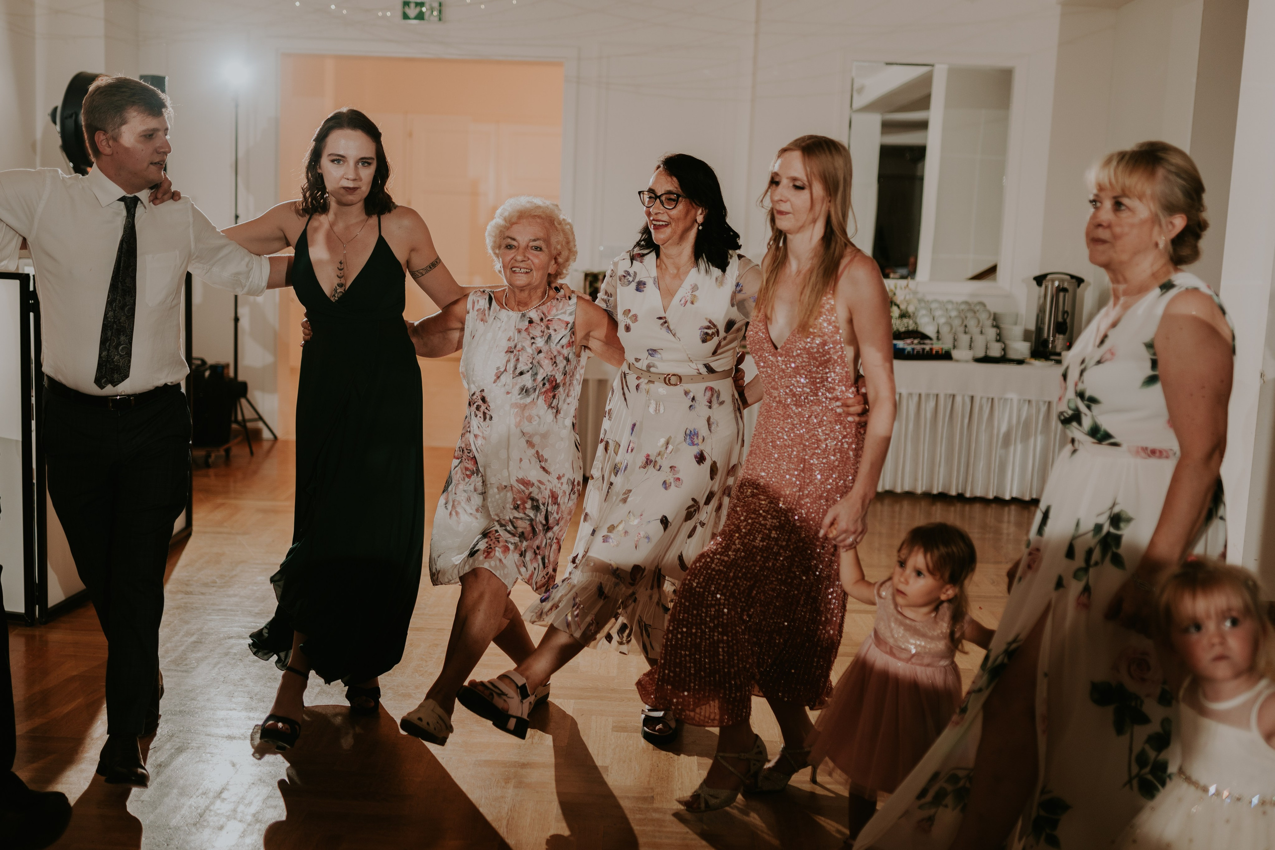 Dwór Wierzbno: plenerowy ślub pod wierzbą. Karkowskafoto - fotografia miłości