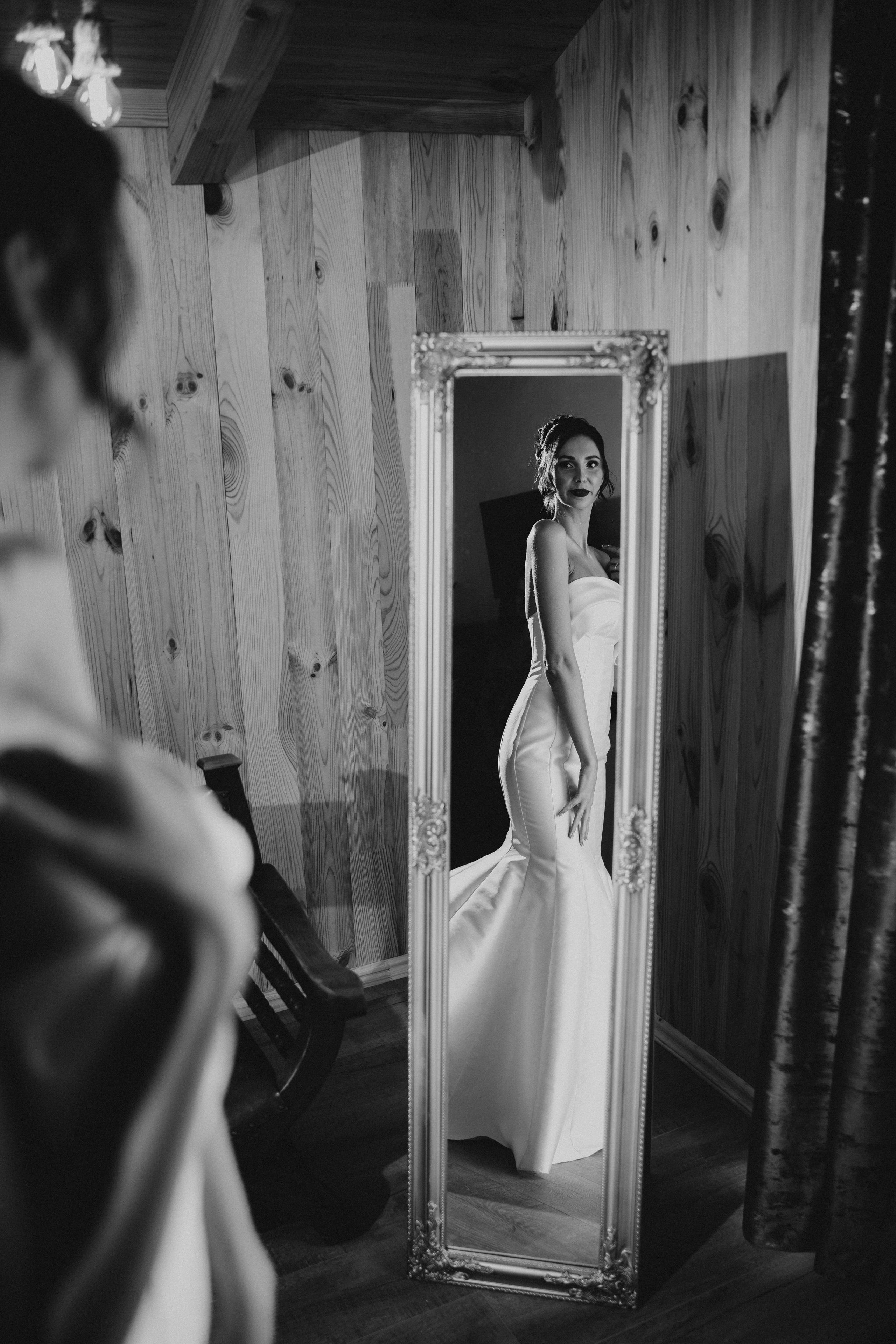 Mireasa privindu-se în oglindă în locația de poveste Cabana Masiv, Bacău.