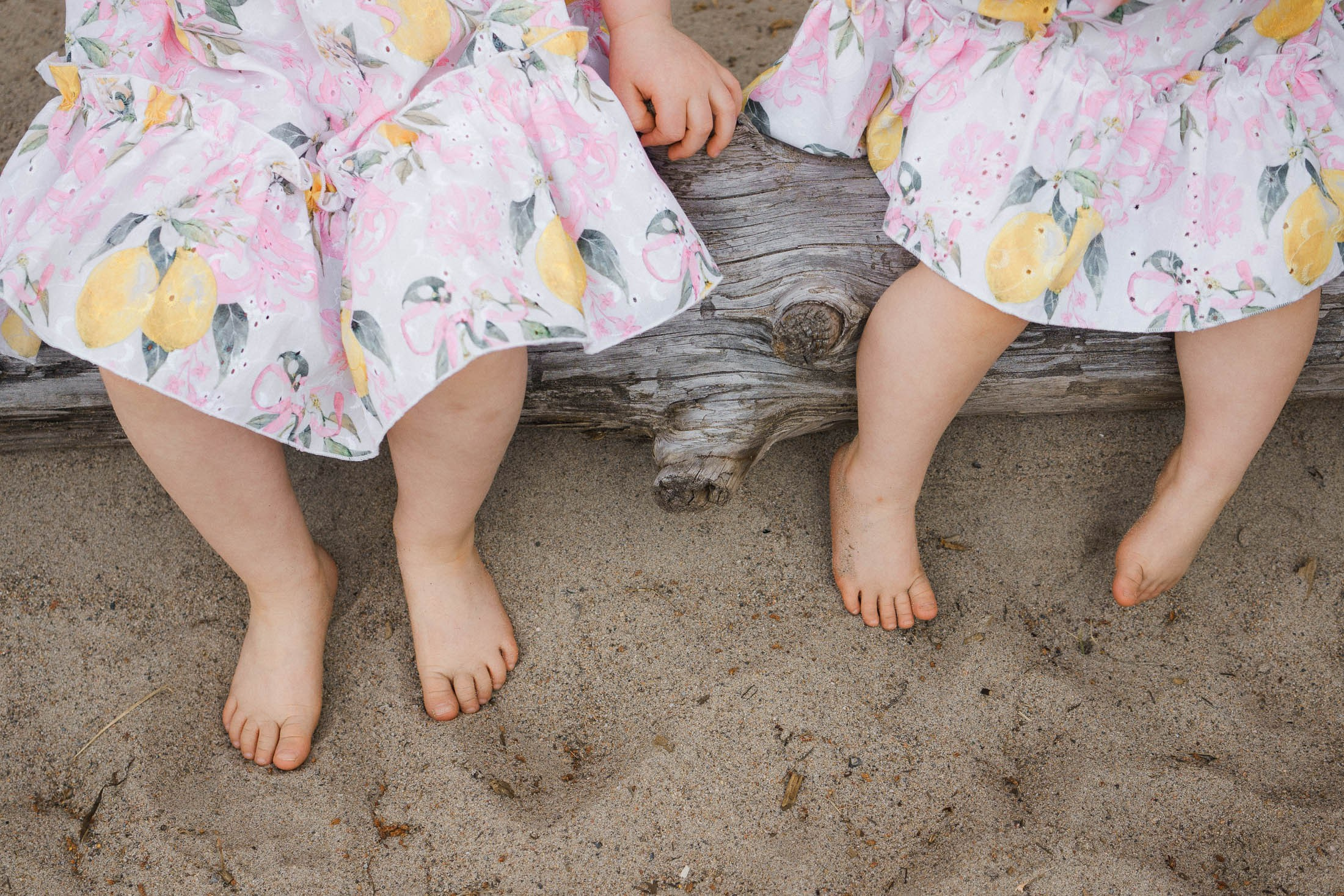 Kesäinen perhekuvaus meren rannalla – aidot hetket ja iloinen tunnelma