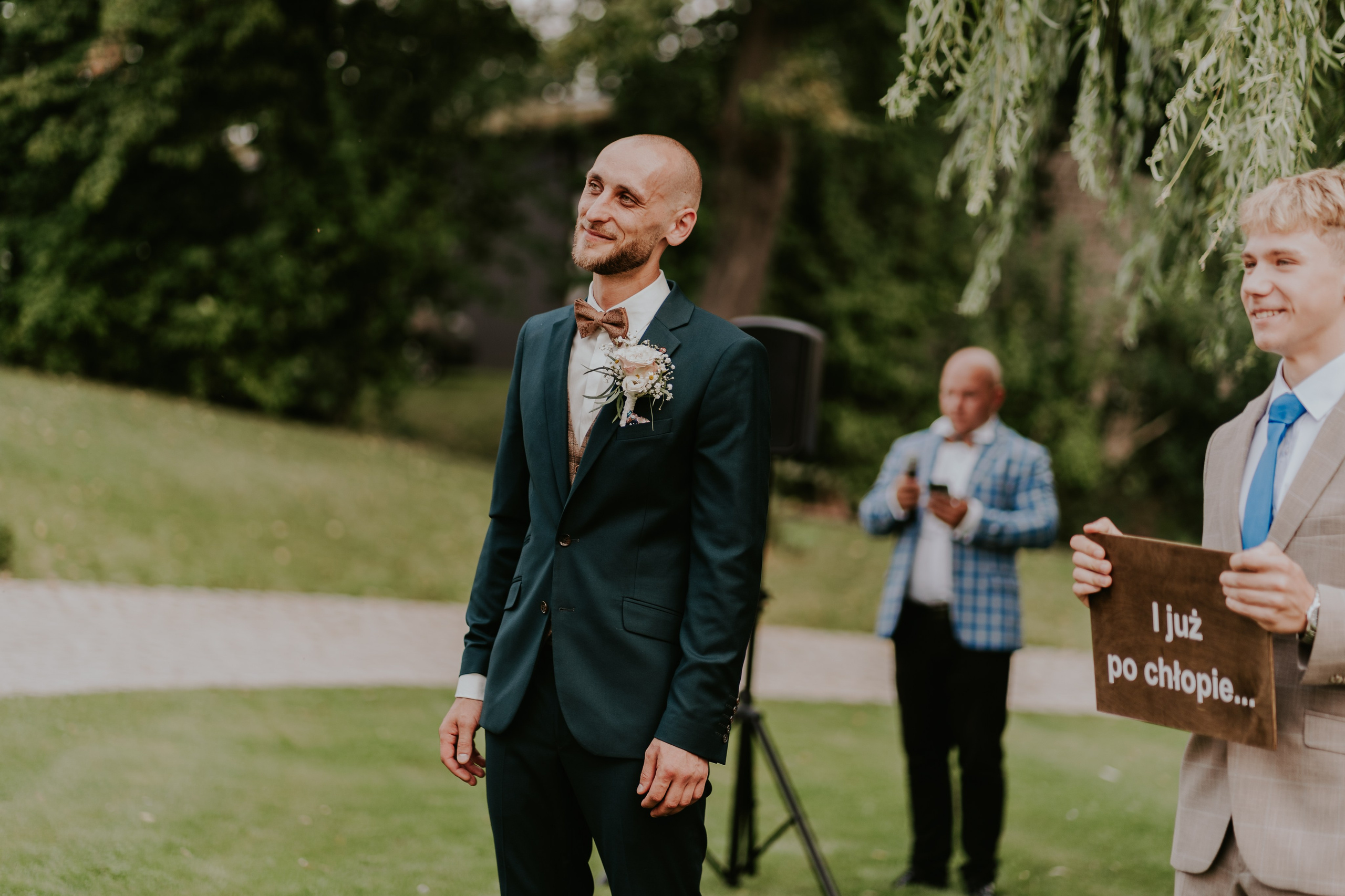 Dwór Wierzbno: plenerowy ślub pod wierzbą. Karkowskafoto - fotografia miłości