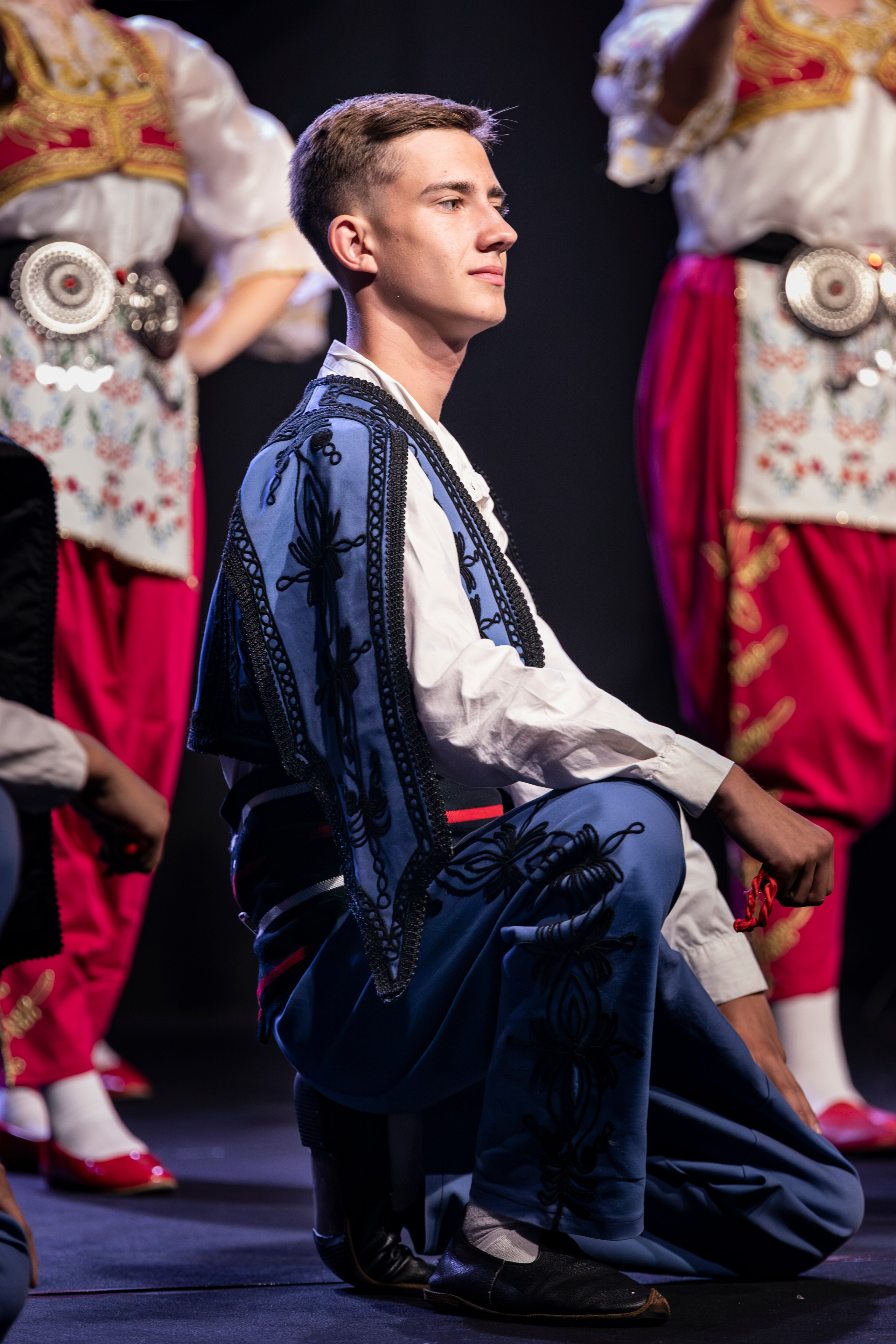 Tradicionalni folklorni ansambli izvode plesove i pjesme na Internacionalnom festivalu folklora u Sarajevu, prikazujući bogatstvo narodnih nošnji i kulturnih izraza iz različitih zemalja.