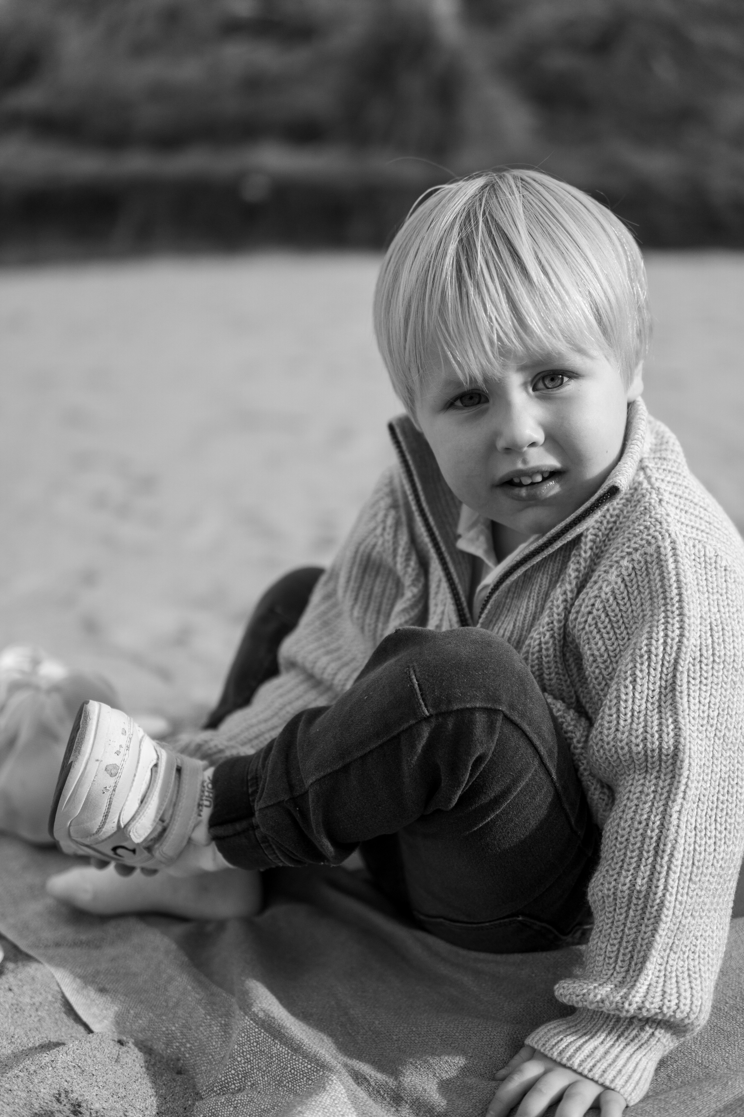 Family Beach Photo Session in Gijón, Spain — Mother and Kids at Playa de Ñora
