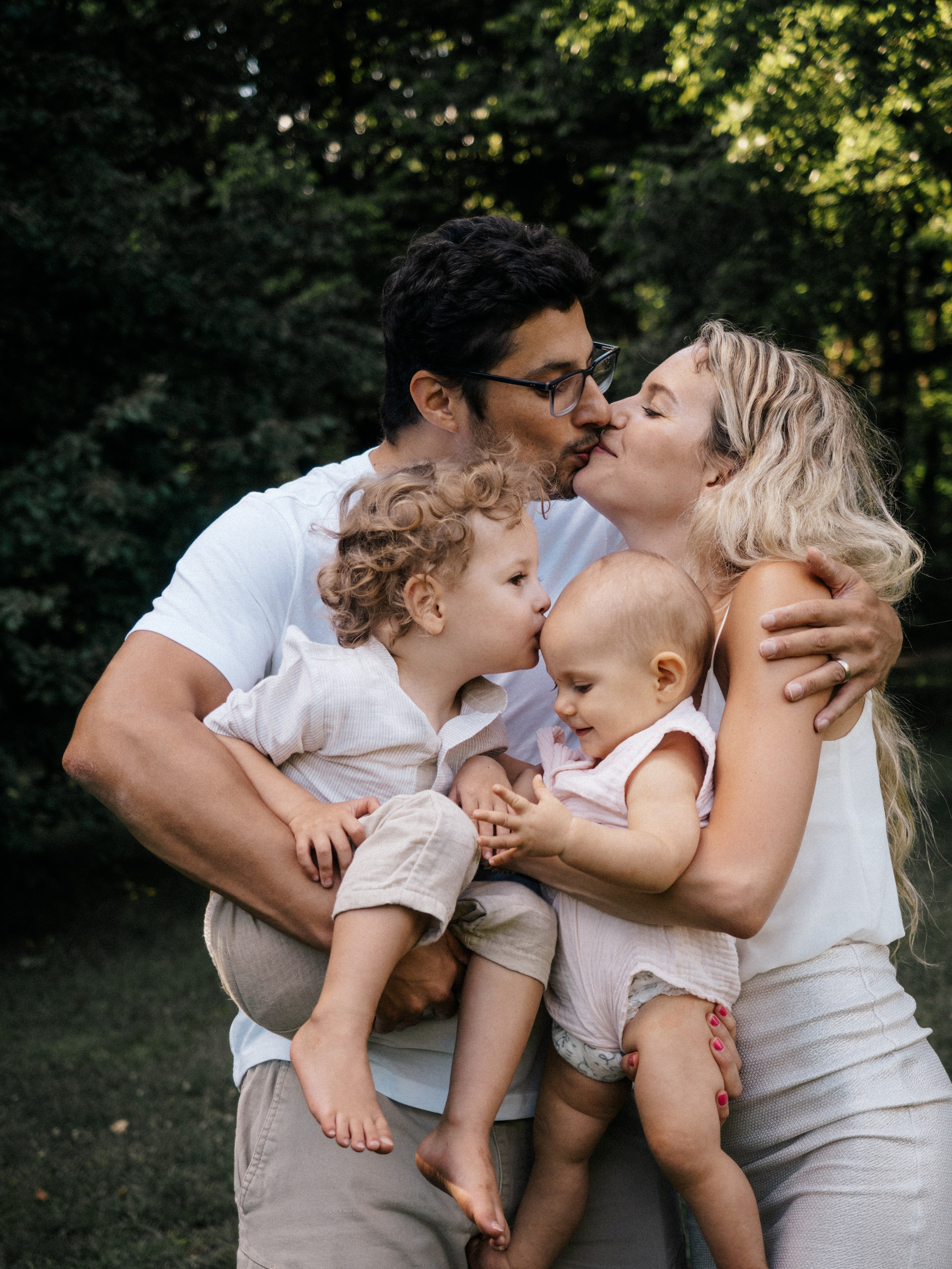 Famille se serrant dans les bras et s'embrassant.