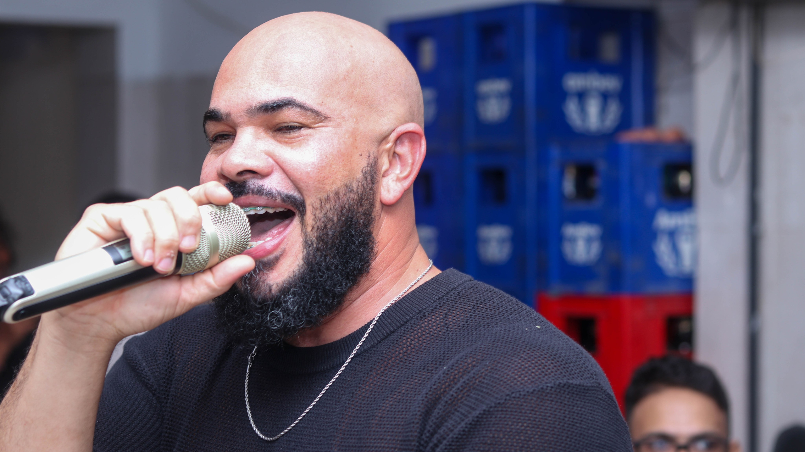 Aqui temos o registro do meu amigo e cantor da banda Du Paçoca durante o show no Bar do Skinão. 🎤🔥📸Uma noite de muita música, animação e energia positiva. Foi incrível poder registrar esse momento especial e toda a vibração do público durante a apresentação.