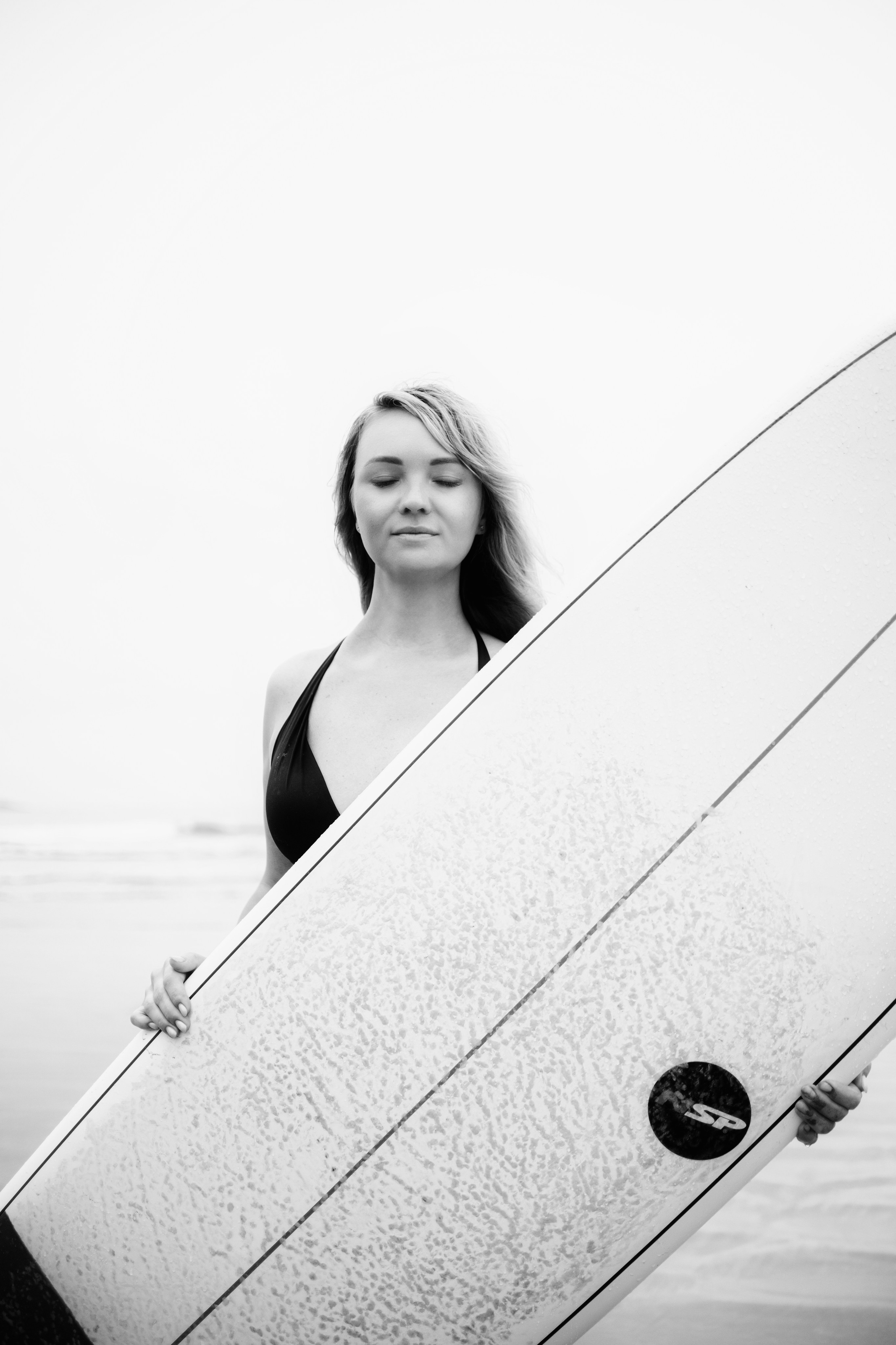 Photoshoot with a surfboard | BW