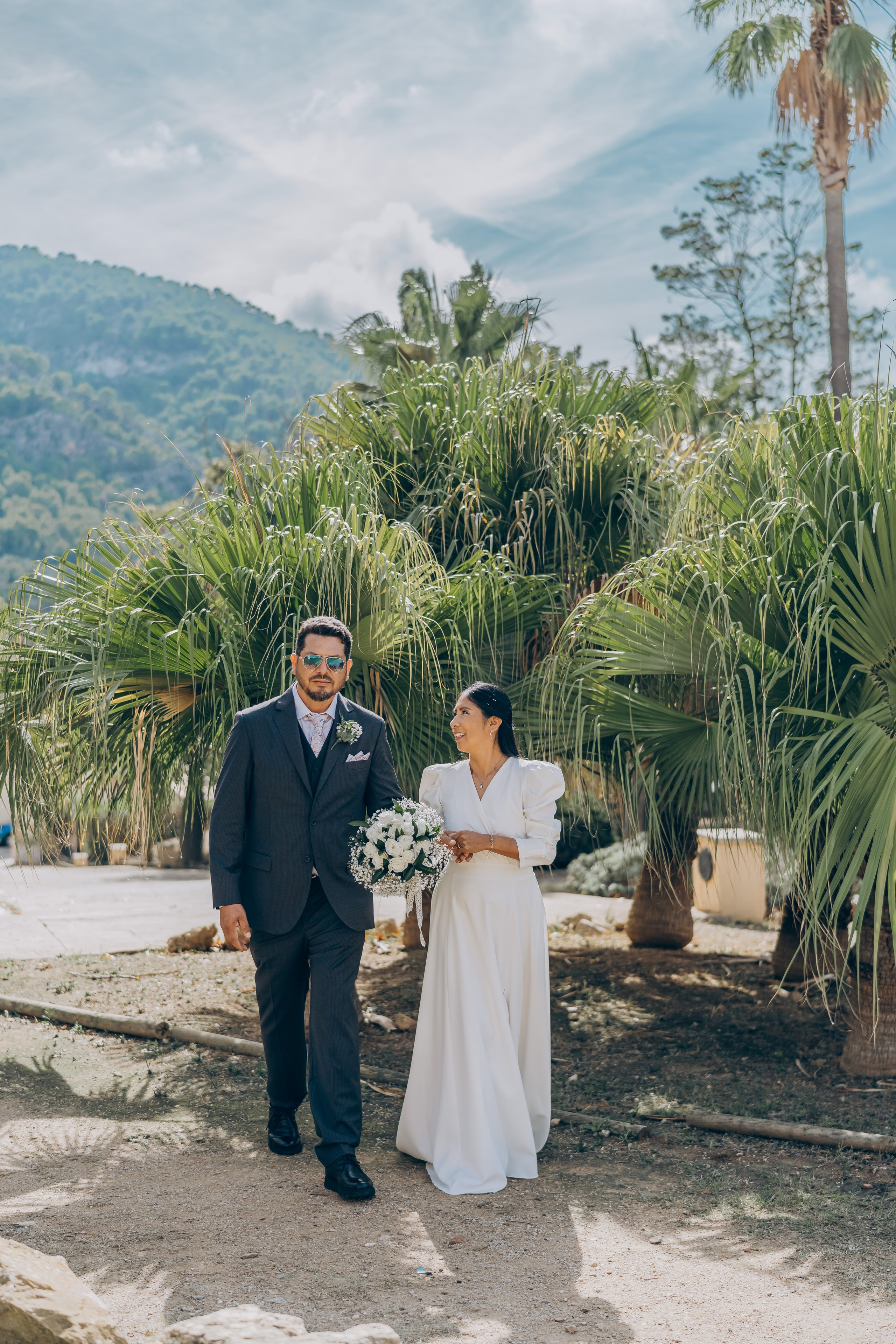Sincere emotions at a wedding photo shoot. Photographer in Mallorca