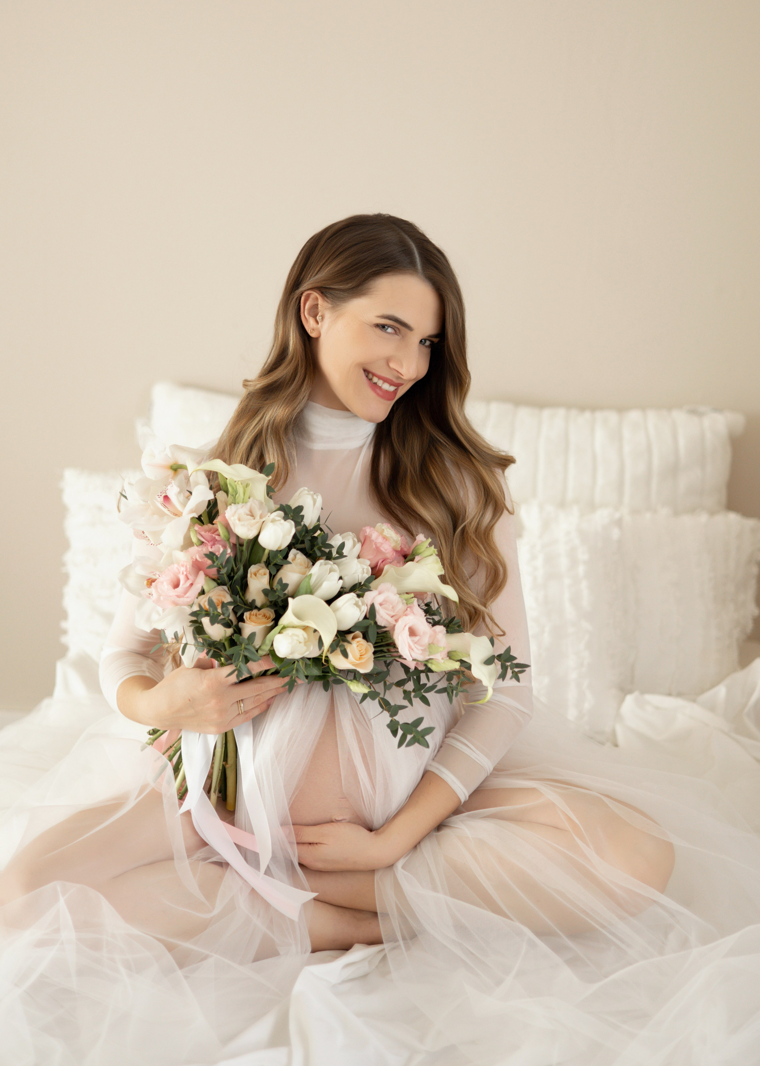 Schwangerschaftsfoto mit Blumenarrangement auf dem Babybauch – kreative Fotografie in Hagen.