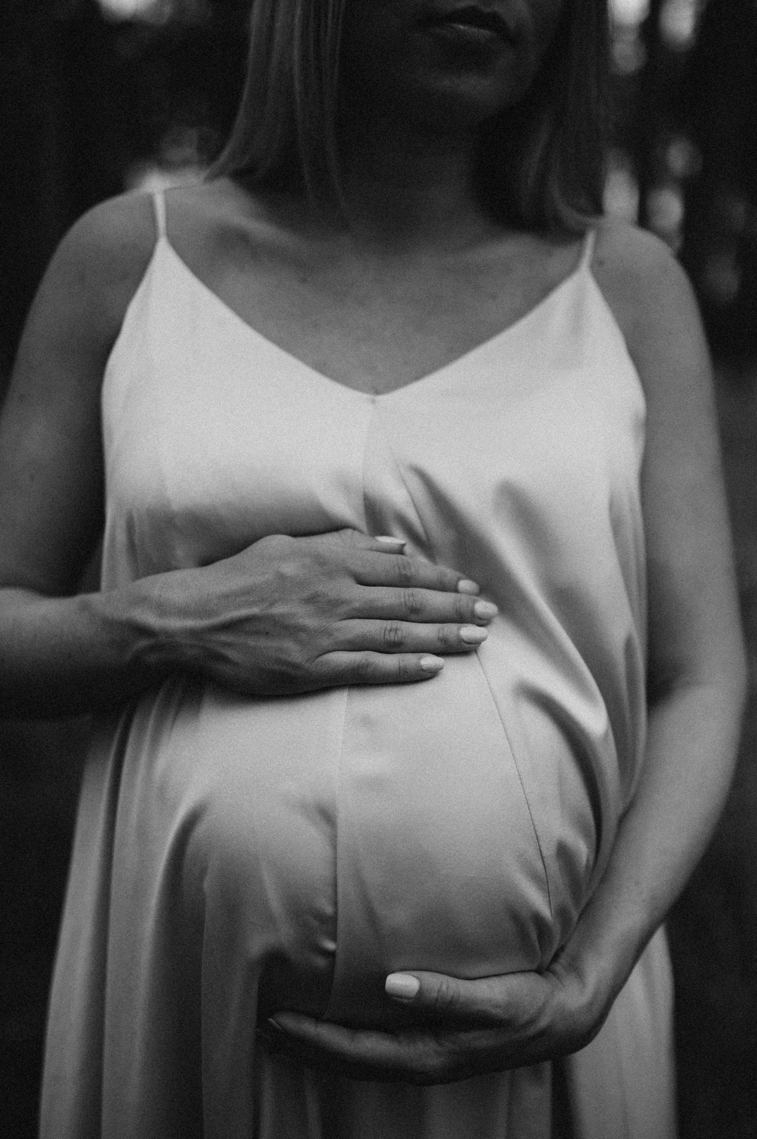 Babybauchfotos Windsbach – Spaziergang im goldenen Abendlicht