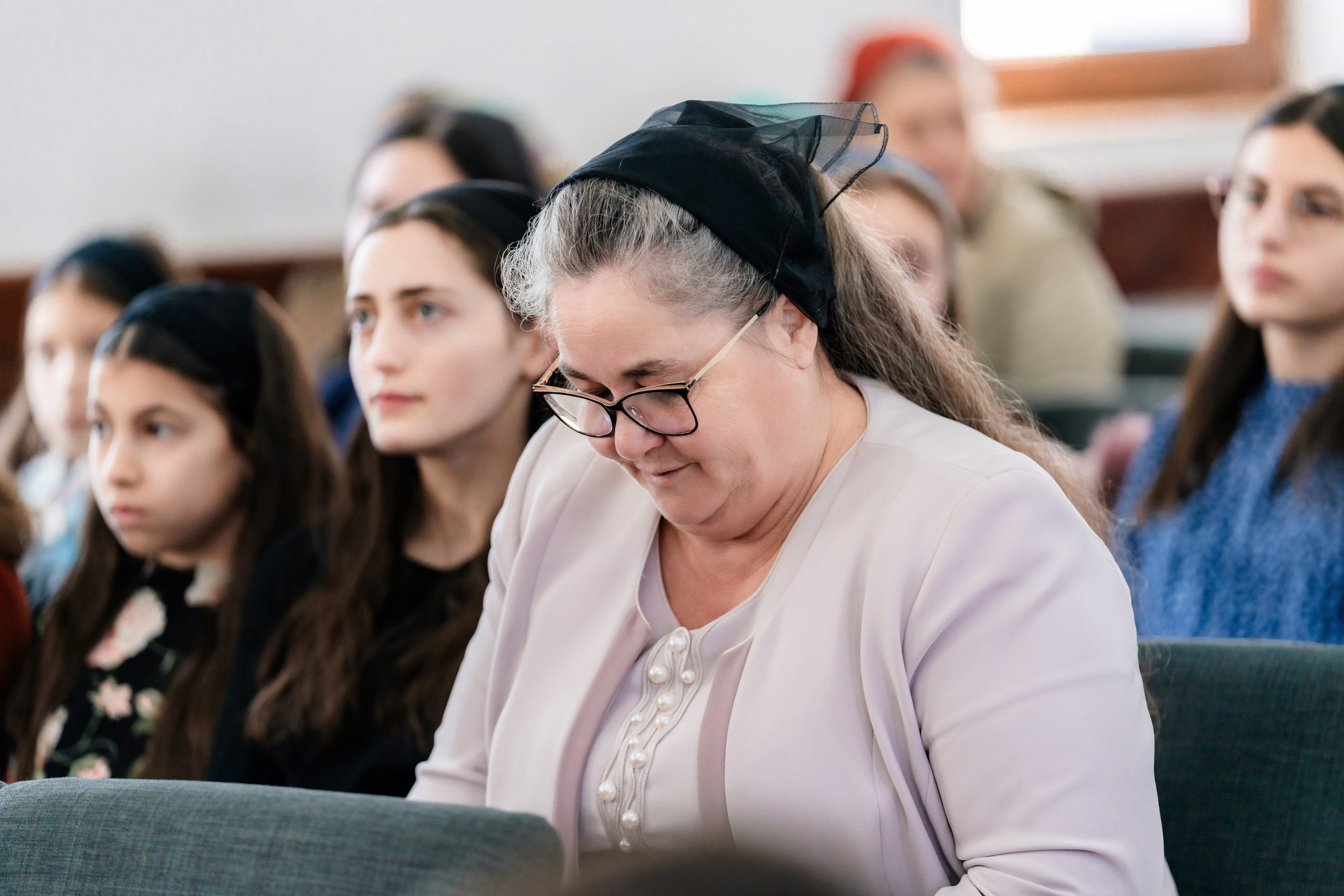 Fotograf nuntă Târgu Neamț – Samuel și Roxana, fotografie autentică realizată de AlinoFotoStudio 2. Fotograf nuntă Iași, Bacău, Suceava și Botoșani – Alin Chirilă surprinzând momente reale de nuntă 3. Fotografie de nuntă cu emoție și credință – AlinoFotoStudio, fotograf povestitor 4. Fotograf profesionist nuntă în Moldova – cadre naturale și pline de emoție 5. Alin Chirilă fotograf nuntă – poveste reală surprinsă prin fotografie 6. Fotograf nuntă cu stil documentar – momente autentice din ziua nunții Pregătiri mireasă acasă – fotografie naturală realizată de Alin Chirilă fotograf nuntă 8. Detalii din ziua nunții – fotograf nuntă Iași și Botoșani, AlinoFotoStudio 9. Emoții din dimineața nunții – fotograf profesionist Moldova 10. Cadre autentice din pregătiri – fotograf nuntă Suceava și Bacău Ceremonie religioasă nuntă – moment emoționant surprins de fotograf Alin Chirilă 12. Nuntă cu valori creștine – fotografie din biserică realizată cu discreție 13. Rugăciune și emoție în ziua nunții – fotograf nuntă Târgu Neamț 14. Legământ în fața lui Dumnezeu – fotografie de nuntă autentică 15. Fotograf nuntă biserică – momente sincere și pline de semnificație Petrecere de nuntă – cadre naturale realizate de AlinoFotoStudio 17. Bucurie și dans la nuntă – fotograf nuntă Iași și împrejurimi 18. Momente autentice de la restaurant – fotograf nuntă Bacău Suceava 19. Atmosferă de nuntă surprinsă discret – Alin Chirilă fotograf -AlinoFotoStudio – fotograf nuntă cu abordare naturală și emoțională 21. Alin Chirilă fotograf – povestitor prin fotografie de nuntă 22. Fotograf nuntă în Moldova – stil documentar și autentic 23. Fotografie de nuntă sinceră și elegantă – AlinoFotoStudio- Fotograf nuntă Iași Bacău Suceava Botoșani – Alin Chirilă AlinoFotoStudio 26. Fotograf nuntă Târgu Neamț și Moldova – fotografie profesională de eveniment 27. Fotograf nuntă cu valori creștine și stil documentar – AlinoFotoStudio - Alin Chirilă – AlinoFotoStudio Fotograf nuntă Iași • Bacău • Suceava • Botoșani - Samuel & Roxana, Târgu Neamț -Momente reale, trăite sincer și păstrate pentru totdeauna.