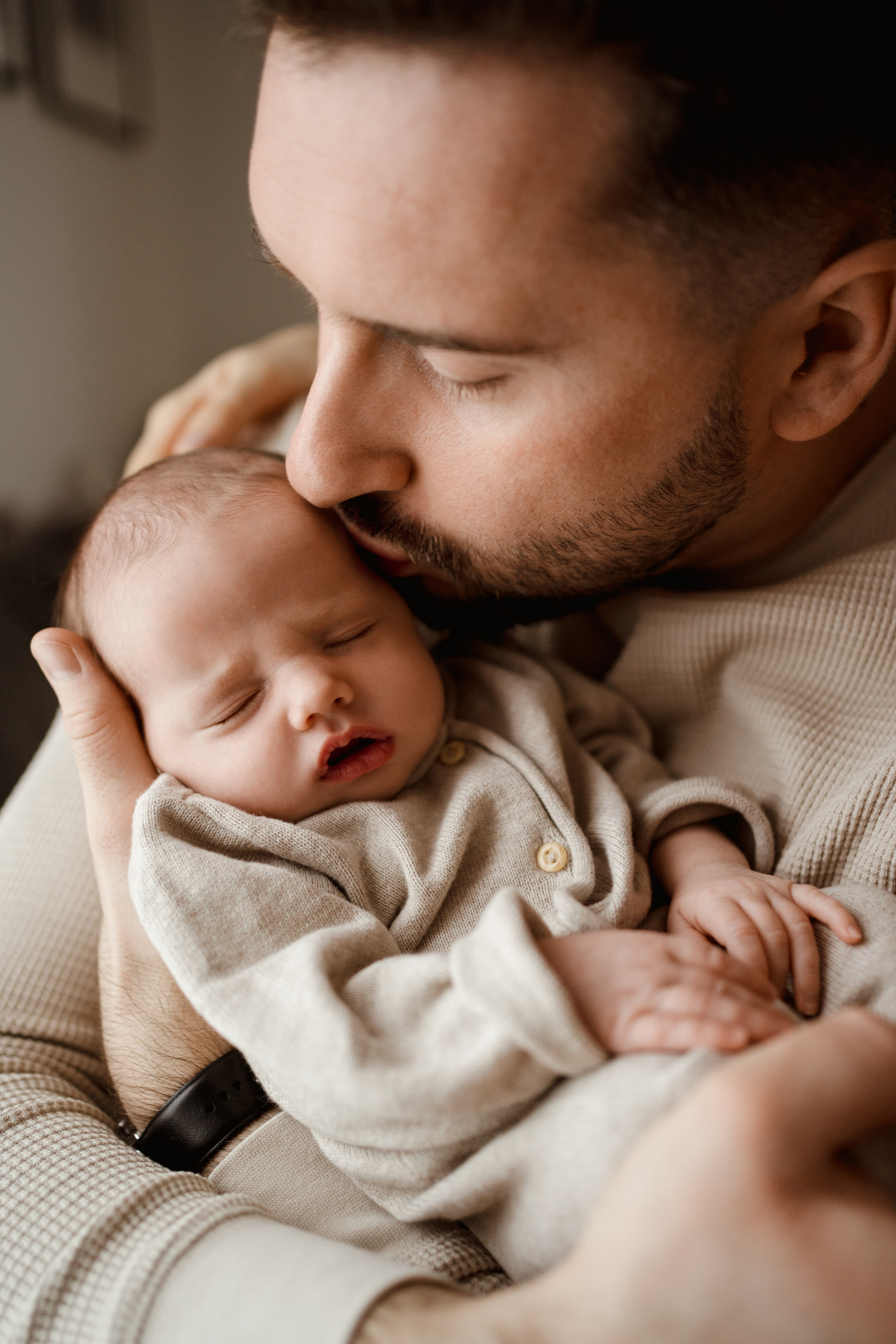 Tata trzymający dziecko przy oknie – domowa sesja rodzinna w Łodzi