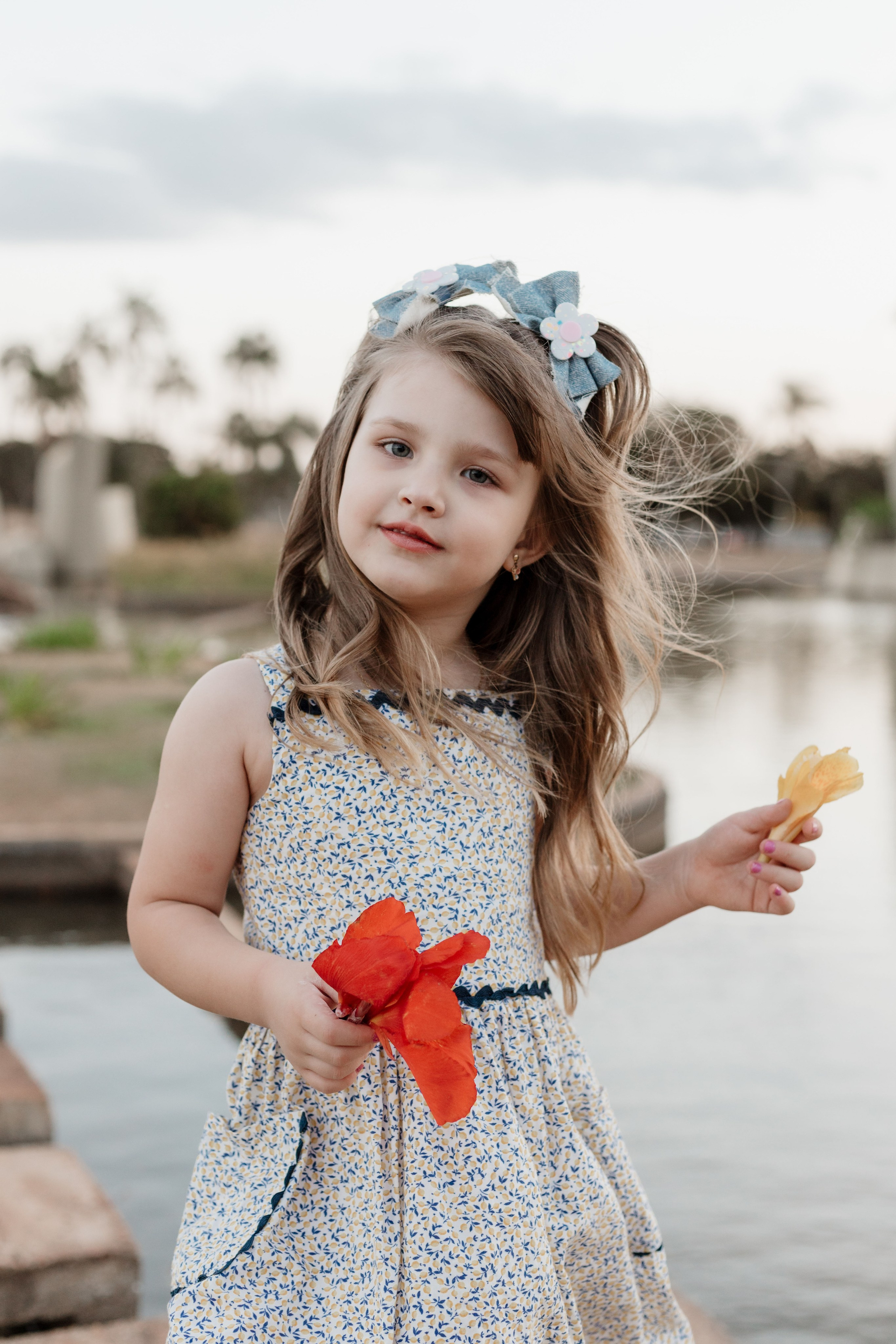 Criança se divertindo durante ensaio fotográfico