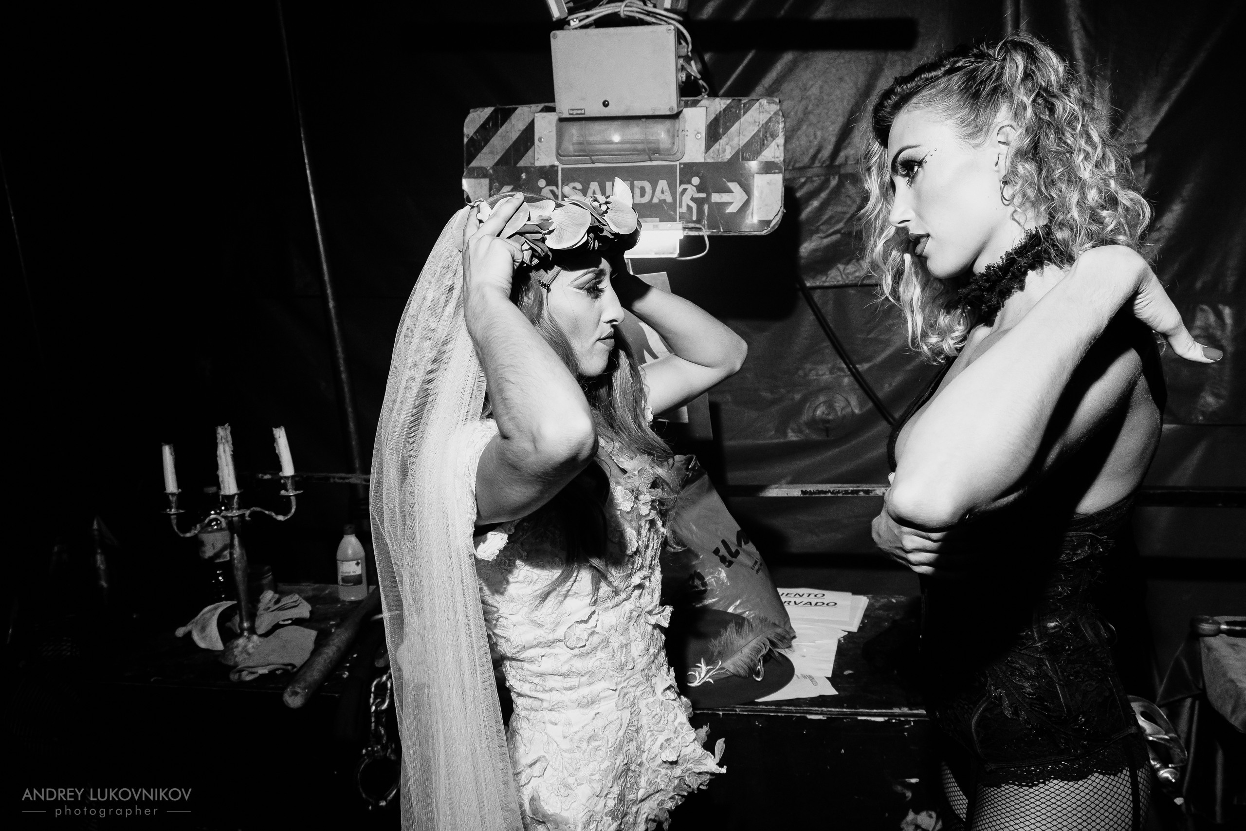 Sesión de fotos entre bastidores en El Circo Encantado: la vida de los artistas tras bambalinas