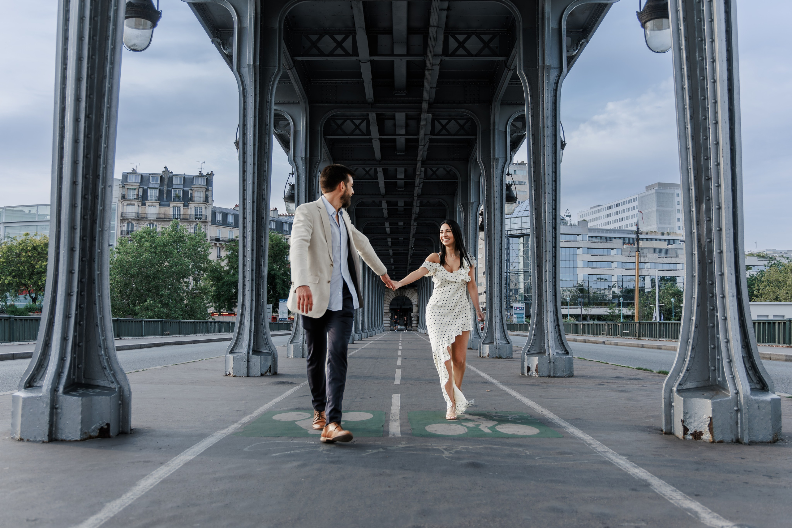 Bir-Hakeim Bridge in Paris — The Iconic Location for Luxury Proposal & Elopement Photography. Photographe à Paris