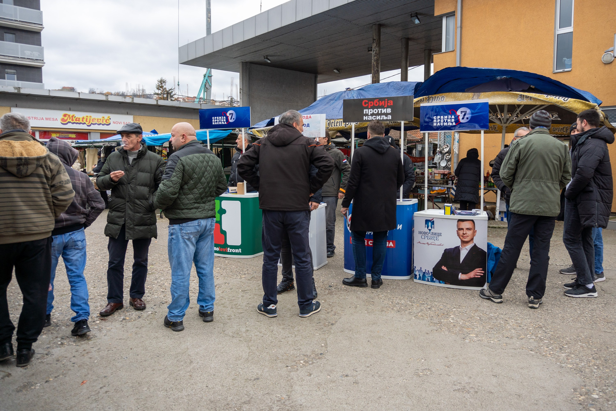 Листа „Србија против насиља” на градској пијаци упознавала грађане са програмом. Lokalni Front VA