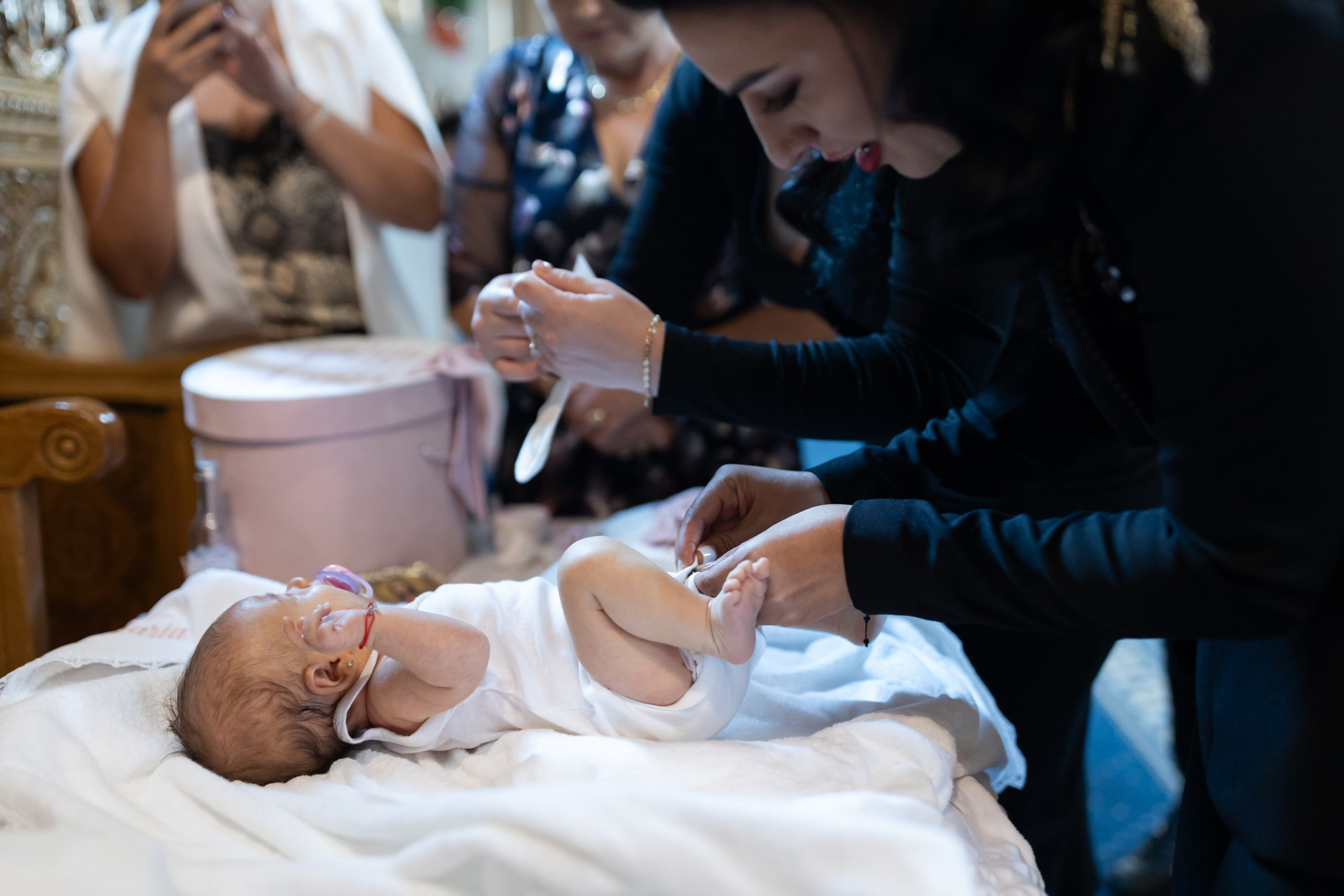 “Bebeluș botezat în biserică, ținut în brațe de nași” • “Detaliu cu lumânarea de botez decorată cu flori albe” • “Părinți emoționați alături de copilul lor la ceremonia de botez” • “Masa festivă de botez cu decor tematic și tort personalizat” • “Momentul în care preotul toarnă apă sfințită pe fruntea bebelușului” “Bebeluș în rochie albă de botez, zâmbind în brațele mamei” • “Detaliu cu cruciulița de botez așezată pe o pernă de satin” • “Părinți și nași aprinzând lumânările în timpul ceremoniei de botez” • “Tort de botez decorat cu figurine tematice și numele copilului” • “Copil botezat dormind liniștit în pătuțul decorat festiv” • “Momentul în care preotul binecuvântează copilul în fața altarului” • “Invitați adunându-se în jurul mesei festive la petrecerea de botez” • “Bebeluș ținând în mână o jucărie personalizată primită la botez” • “Familie fericită pozând împreună după ceremonia de botez” • “Decor tematic cu baloane și flori la locația petrecerii de botez” fotograf Botoșani fotograf evenimente fotograf botez Alin Chirila fotograf alinofotostudio,- Preotul ținându-l pe micuțul Mathias Gabriel la botez, în biserica Înălțarea Domnului, Copălău - Detalii de la botezul lui Mathias – lumânare, trusou și icoană - Familia lui Mathias Gabriel alături de micuț, în ziua botezului - Portret emoționant cu mama și bebelușul în brațe, în biserică,fotograf profesionist evenimente Botoșani, Iași, Suceava, Fălticeni, Bacău, Pașcani, Roman - AlinoFotoStudio by Alin Chirilă - servicii foto nuntă, botez, cununie, ședințe foto creative, albume personalizate, fotografii emoționante și calitative pentru cele mai importante momente din viață,fotograf nuntă Botoșani Alin Chirilă, ședință foto botez Iași - AlinoFotoStudio, servicii fotograf profesionist evenimente Suceava, fotograf cununie civilă Fălticeni - Alin Chirilă, album foto nuntă personalizat Bacău.“Bebeluș botezat în biserică, ținut în brațe de nași” • “Detaliu cu lumânarea de botez decorată cu flori albe” • “Părinți emoționați alături de copilul lor la ceremonia de botez” • “Masa festivă de botez cu decor tematic și tort personalizat” • “Momentul în care preotul toarnă apă sfințită pe fruntea bebelușului” “Bebeluș în rochie albă de botez, zâmbind în brațele mamei” • “Detaliu cu cruciulița de botez așezată pe o pernă de satin” • “Părinți și nași aprinzând lumânările în timpul ceremoniei de botez” • “Tort de botez decorat cu figurine tematice și numele copilului” • “Copil botezat dormind liniștit în pătuțul decorat festiv” • “Momentul în care preotul binecuvântează copilul în fața altarului” • “Invitați adunându-se în jurul mesei festive la petrecerea de botez” • “Bebeluș ținând în mână o jucărie personalizată primită la botez” • “Familie fericită pozând împreună după ceremonia de botez” • “Decor tematic cu baloane și flori la locația petrecerii de botez” fotograf Botoșani fotograf evenimente fotograf botez Alin Chirila fotograf alinofotostudio.fotograf botez Amelis Maria, fotografie botez Botoșani, fotograf Alin Chirilă, amintiri botez, fotografii botez, botez Amelis Maria, fotograf copii, fotografie botez în Botoșani,