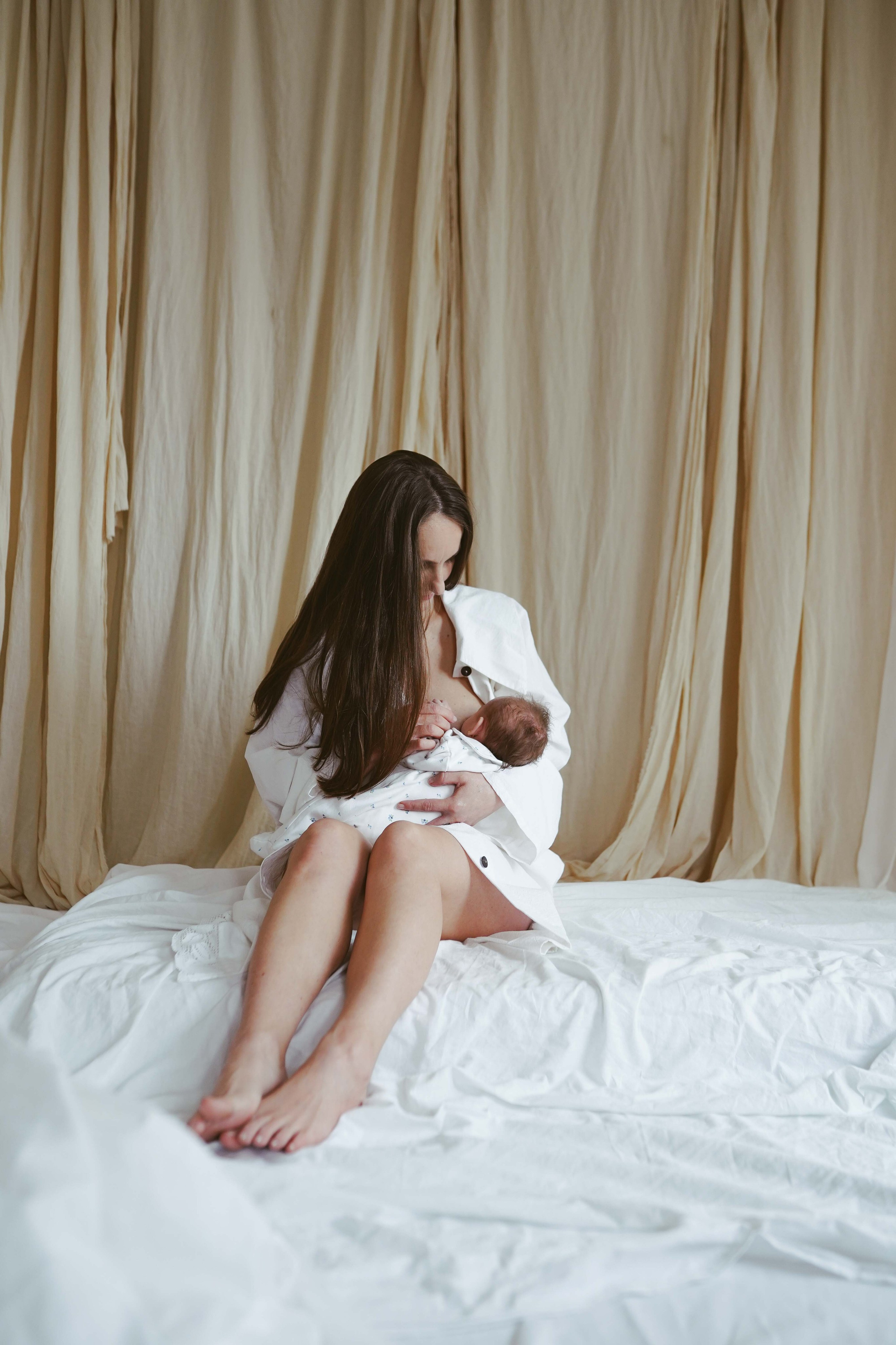 Inspira sesiune foto nou-nascut. Madalina Beda- Artist vizual, fotograf, doula la nastere, consultant babywearing Brasov si in toata tara