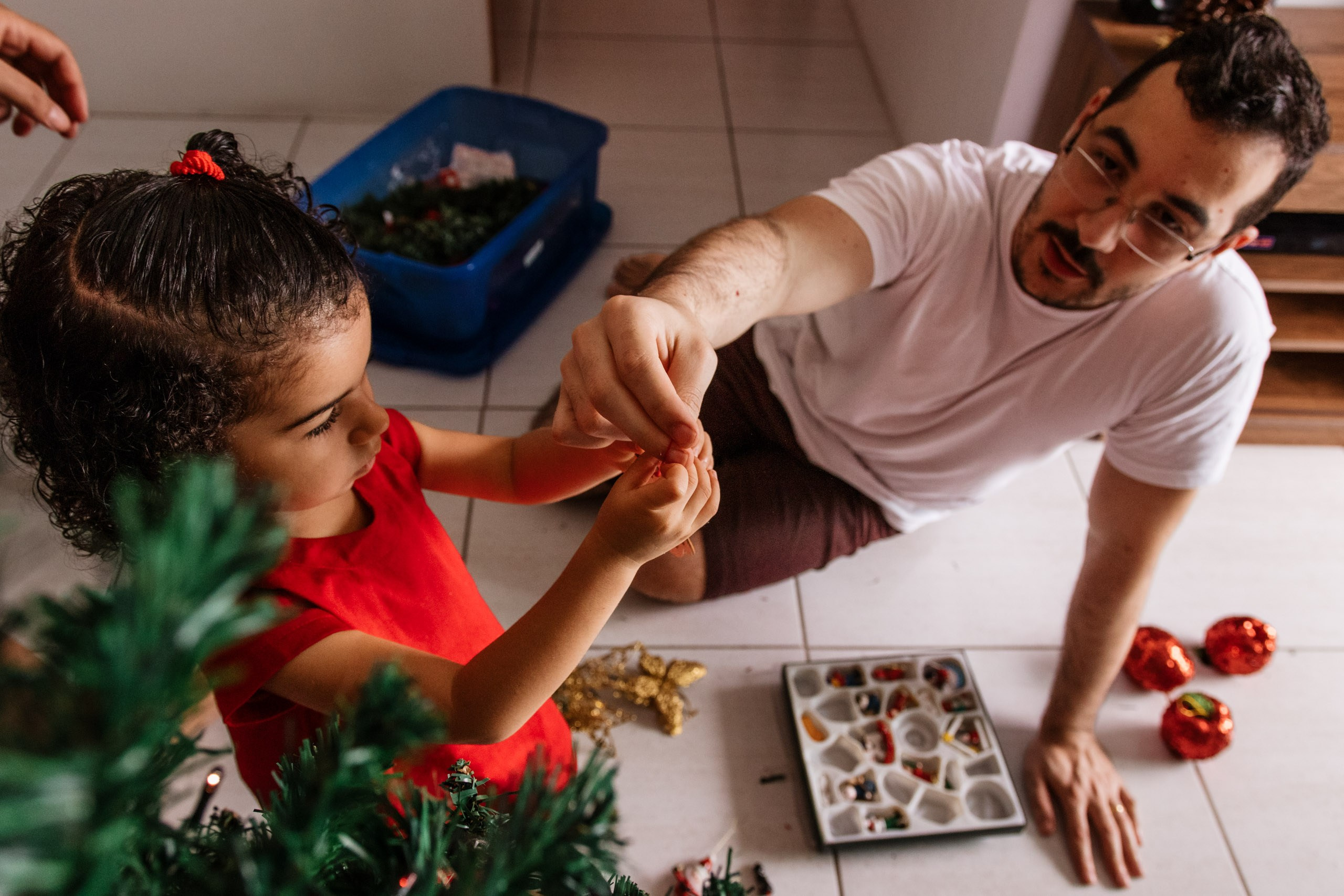 pai e filha montam árvore de natal