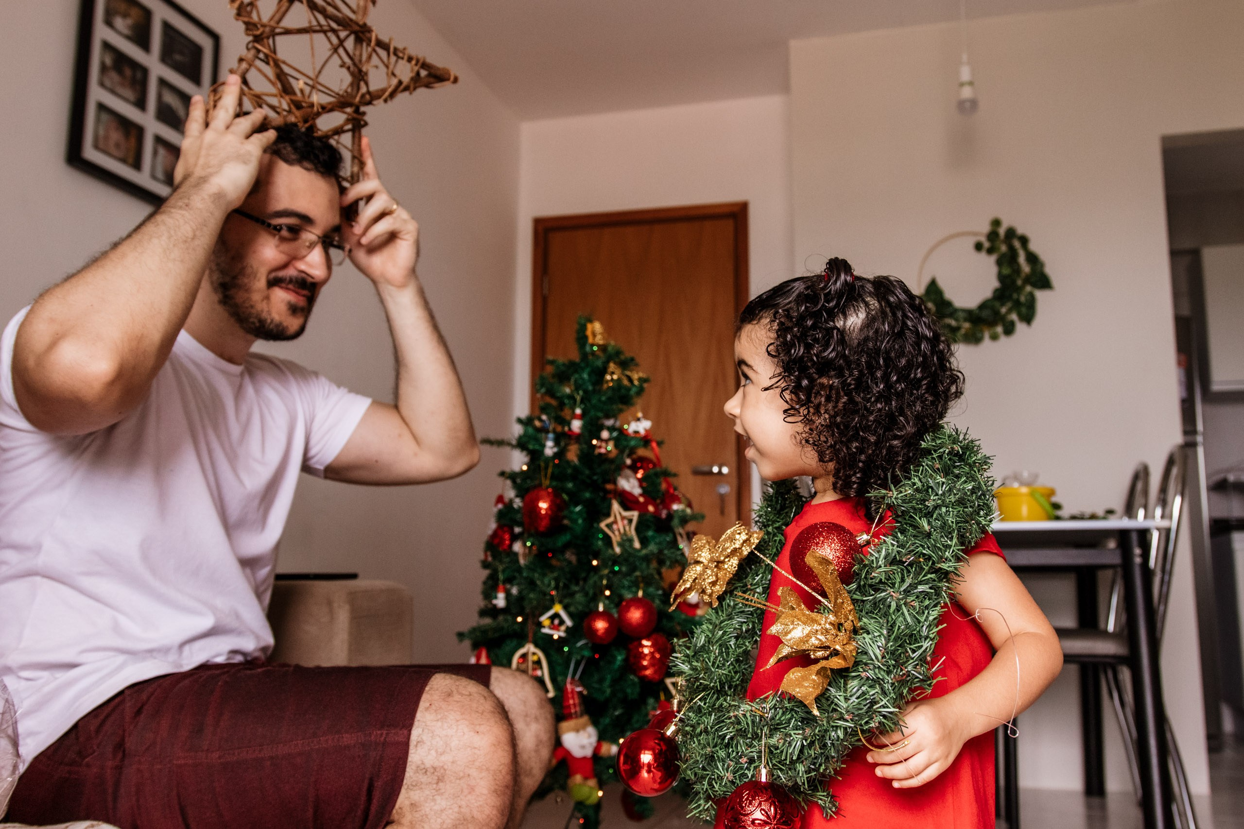 pai e filha em ensaio de natal
