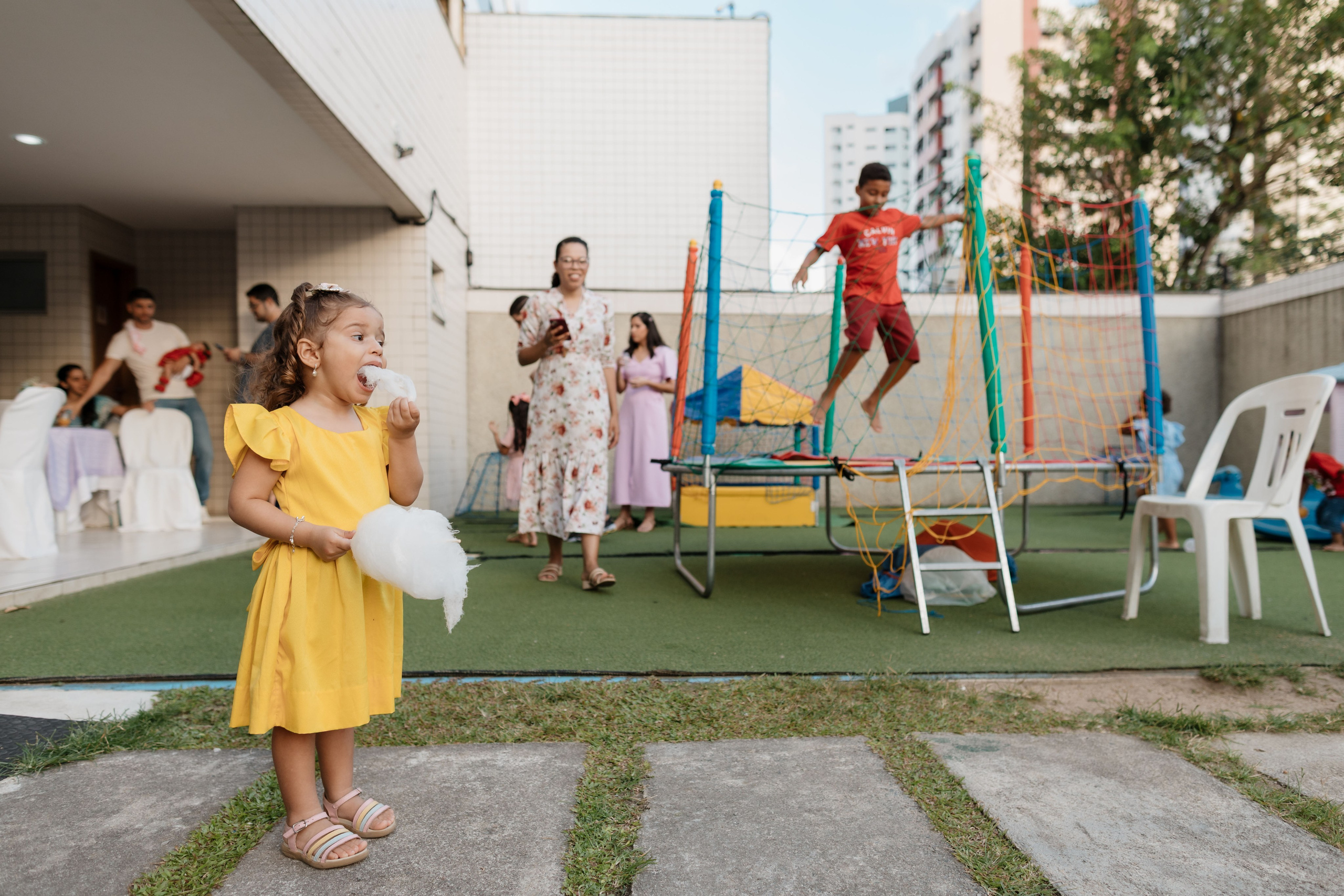 Crianças aproveitando o pula-pula