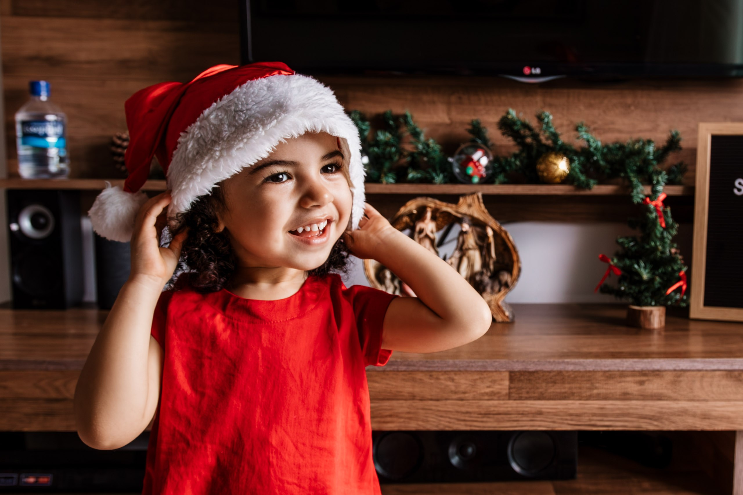menina com chapéu de papai noel