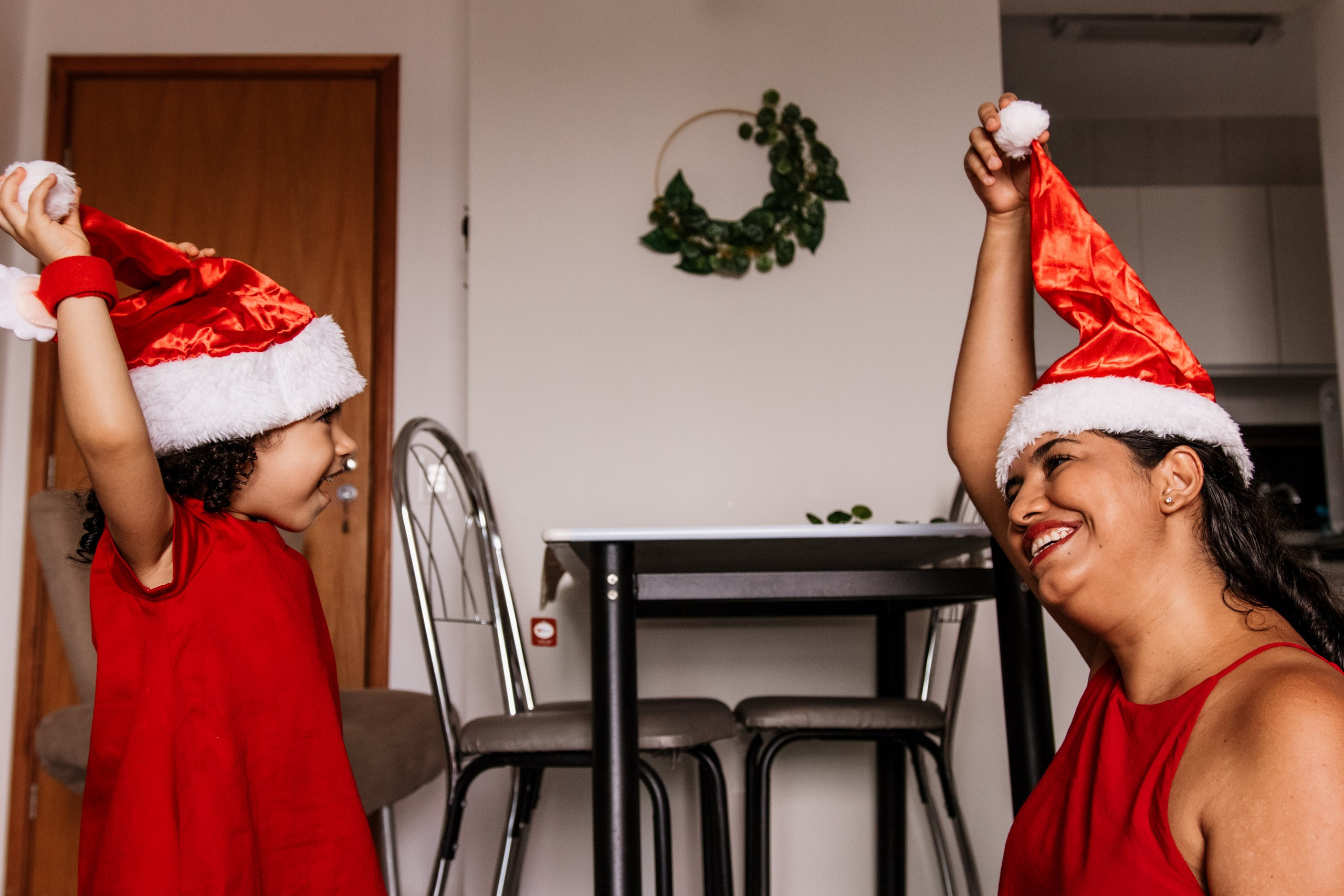 mãe e filha em ensaio de natal