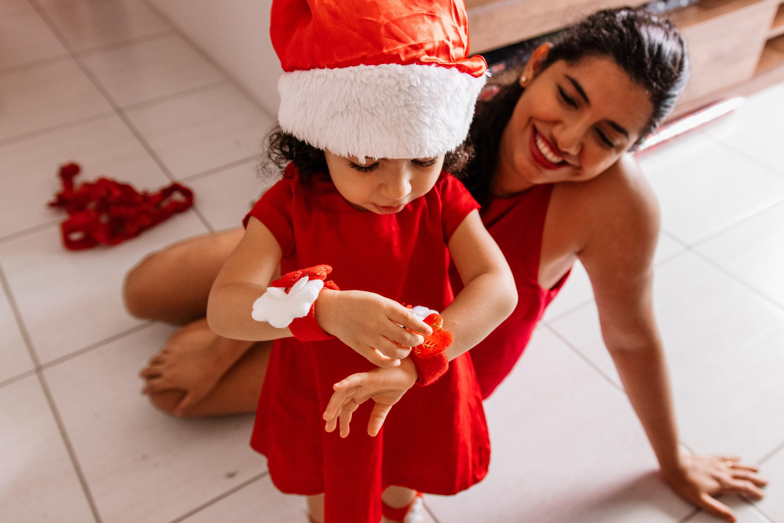 mãe e filha em ensaio de natal