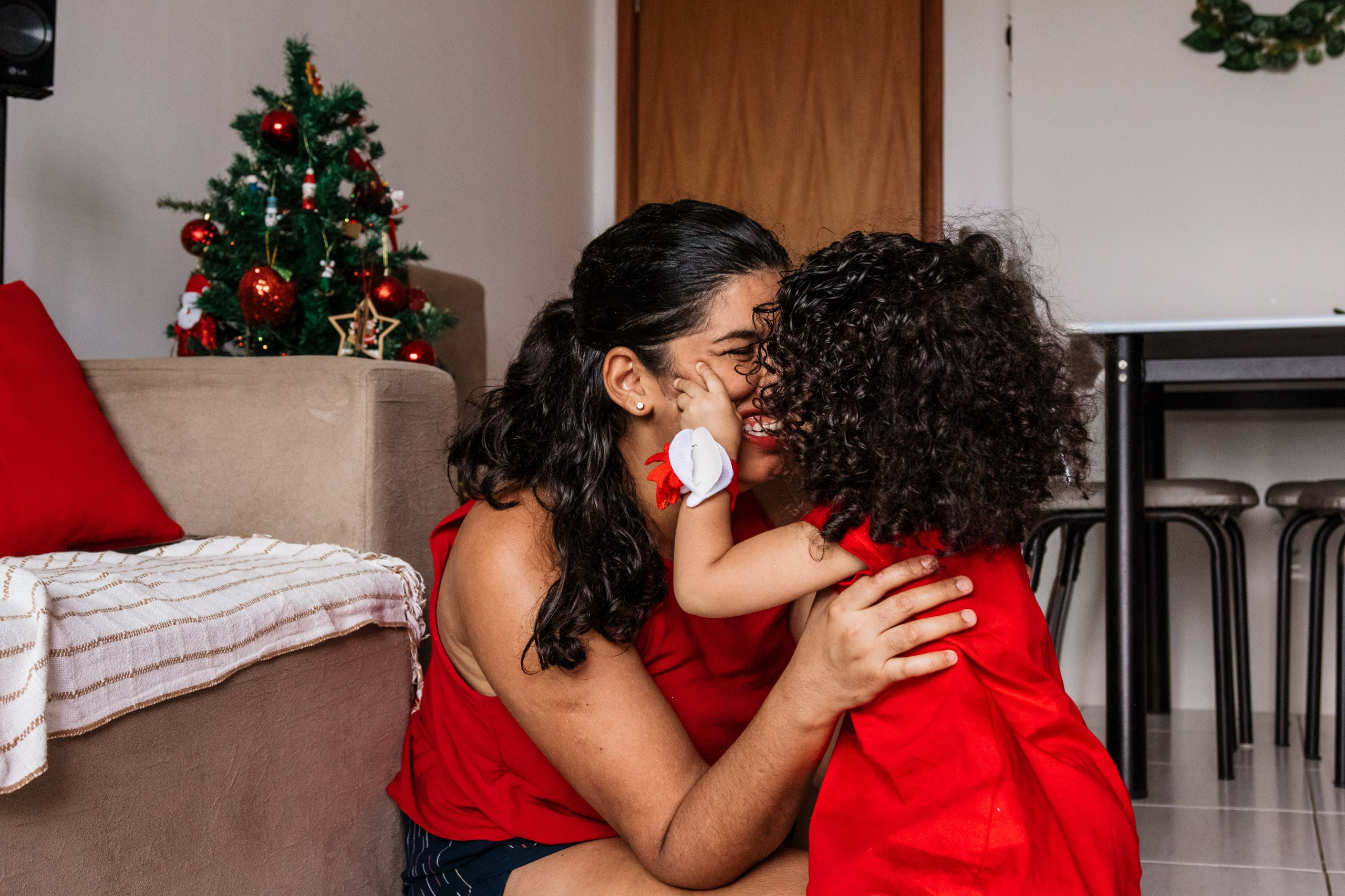 mãe e filha em ensaio de natal