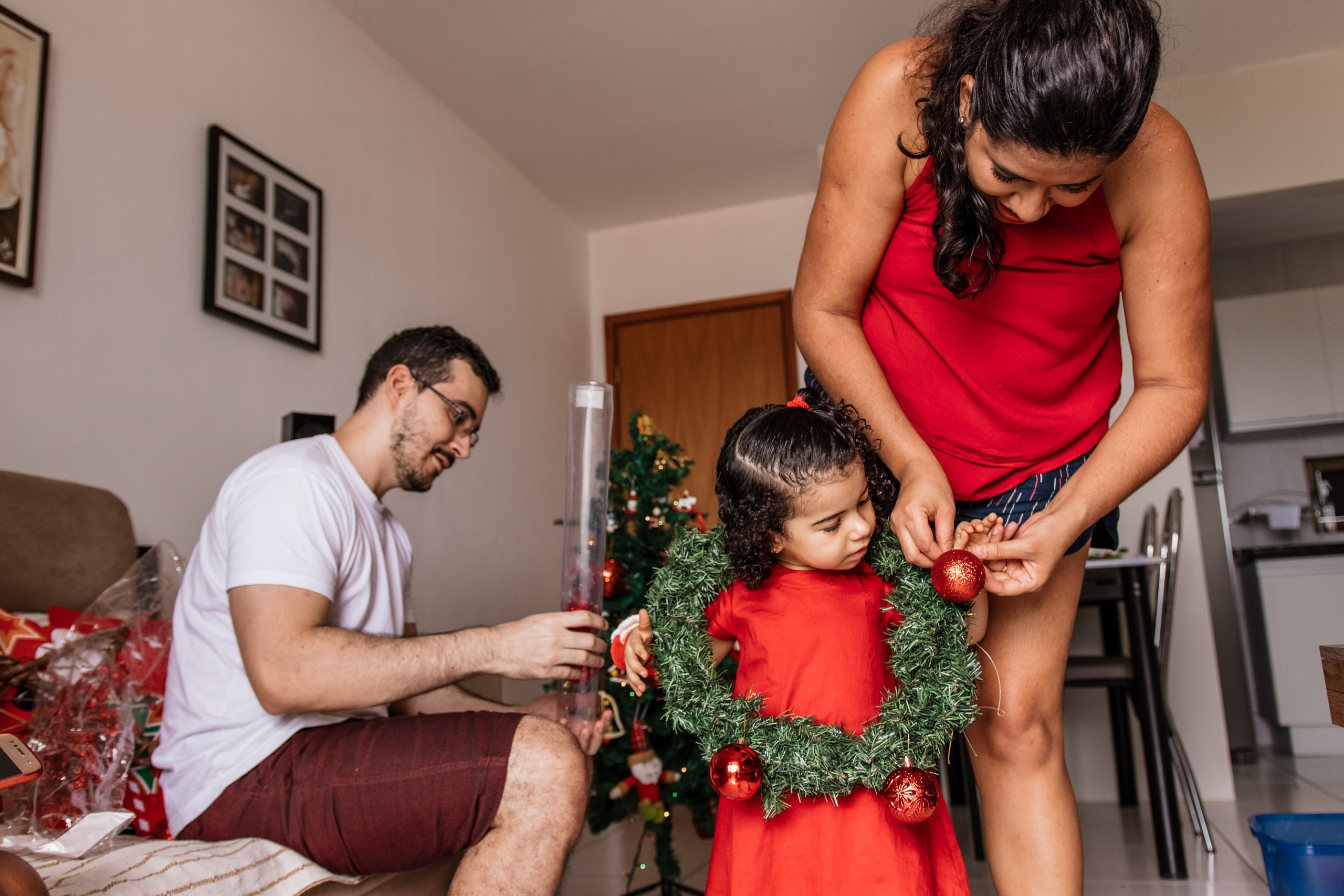 família brinca com decoração de natal e criança