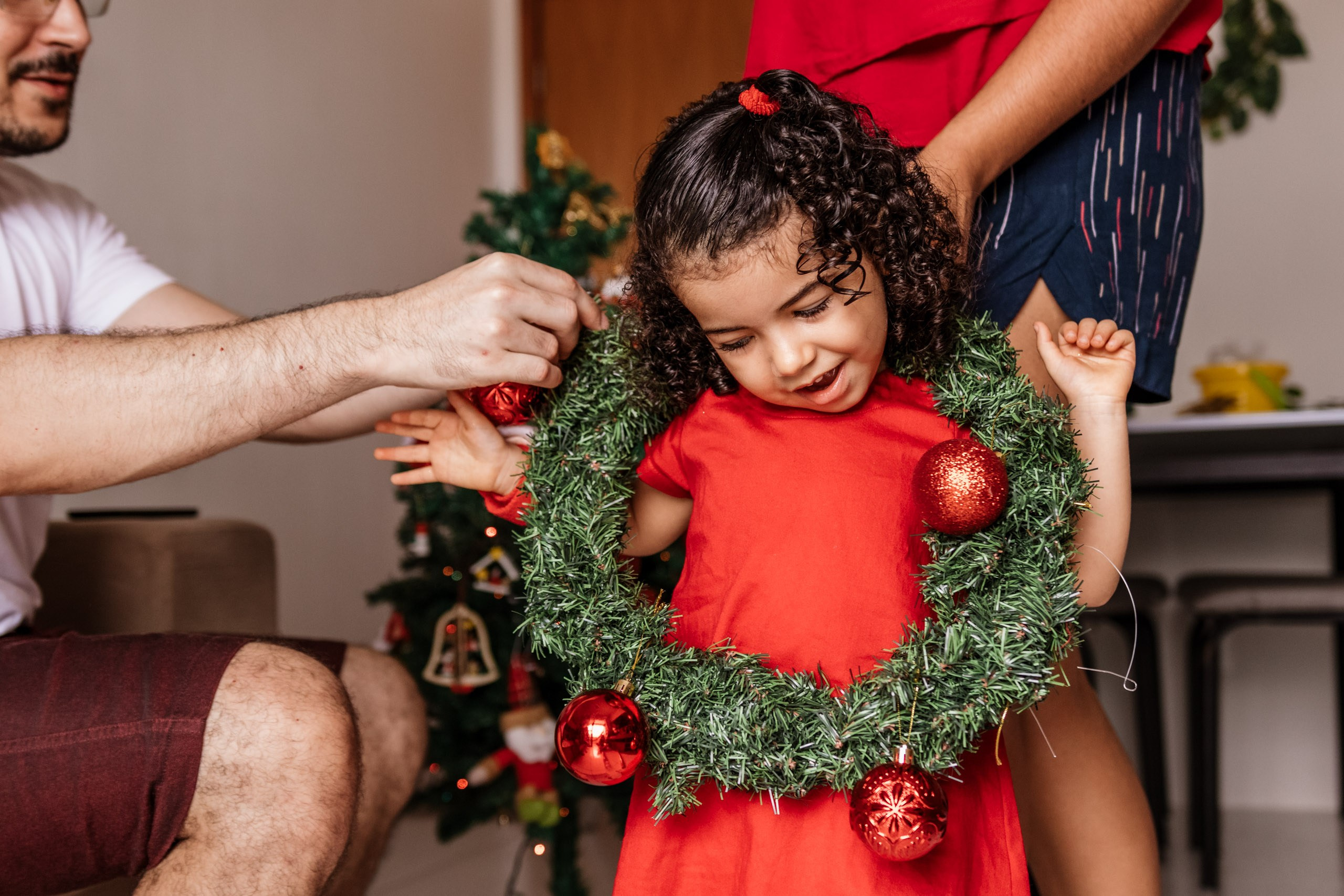criança em ensaio de natal em casa