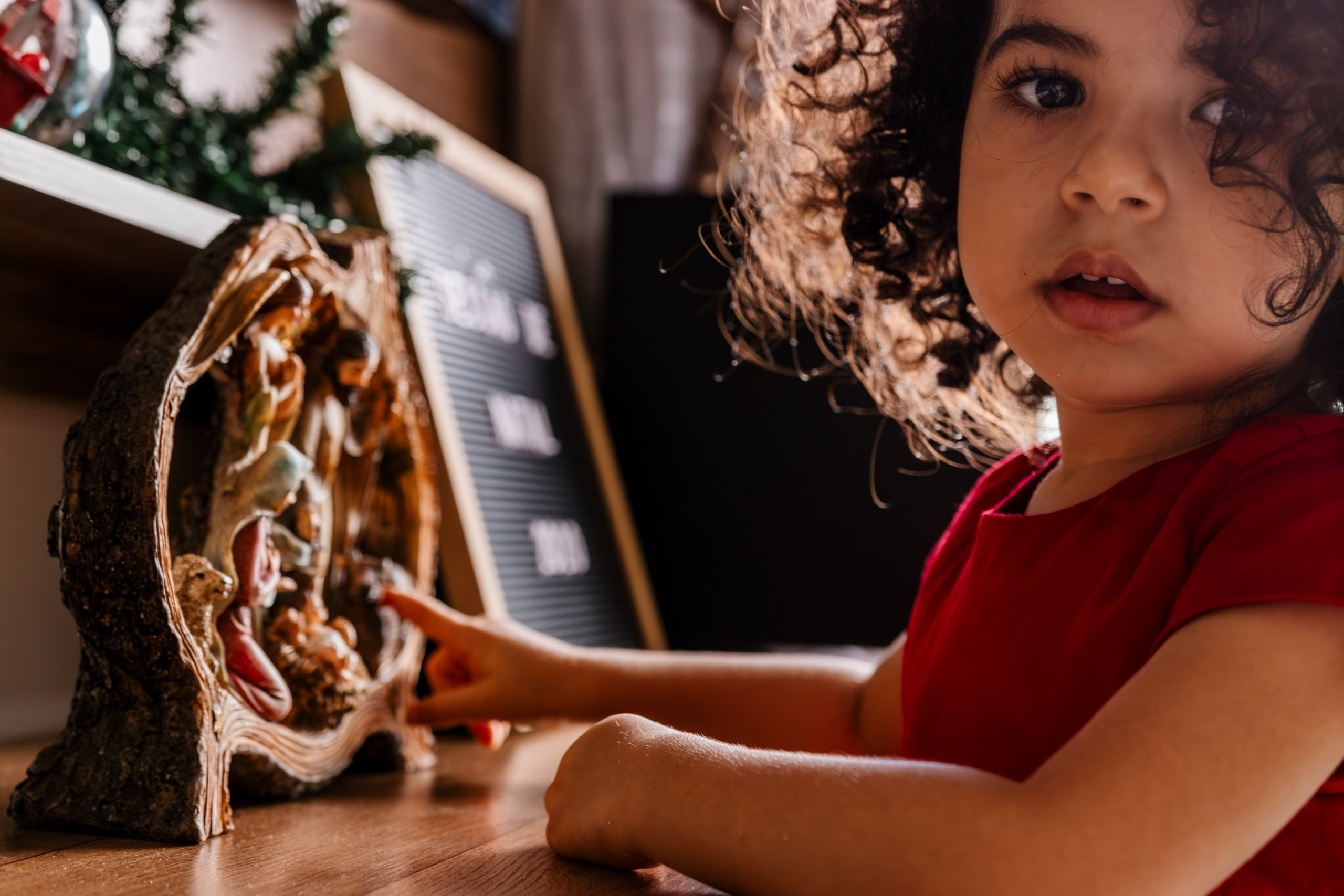 menina com presépio em ensaio de natal
