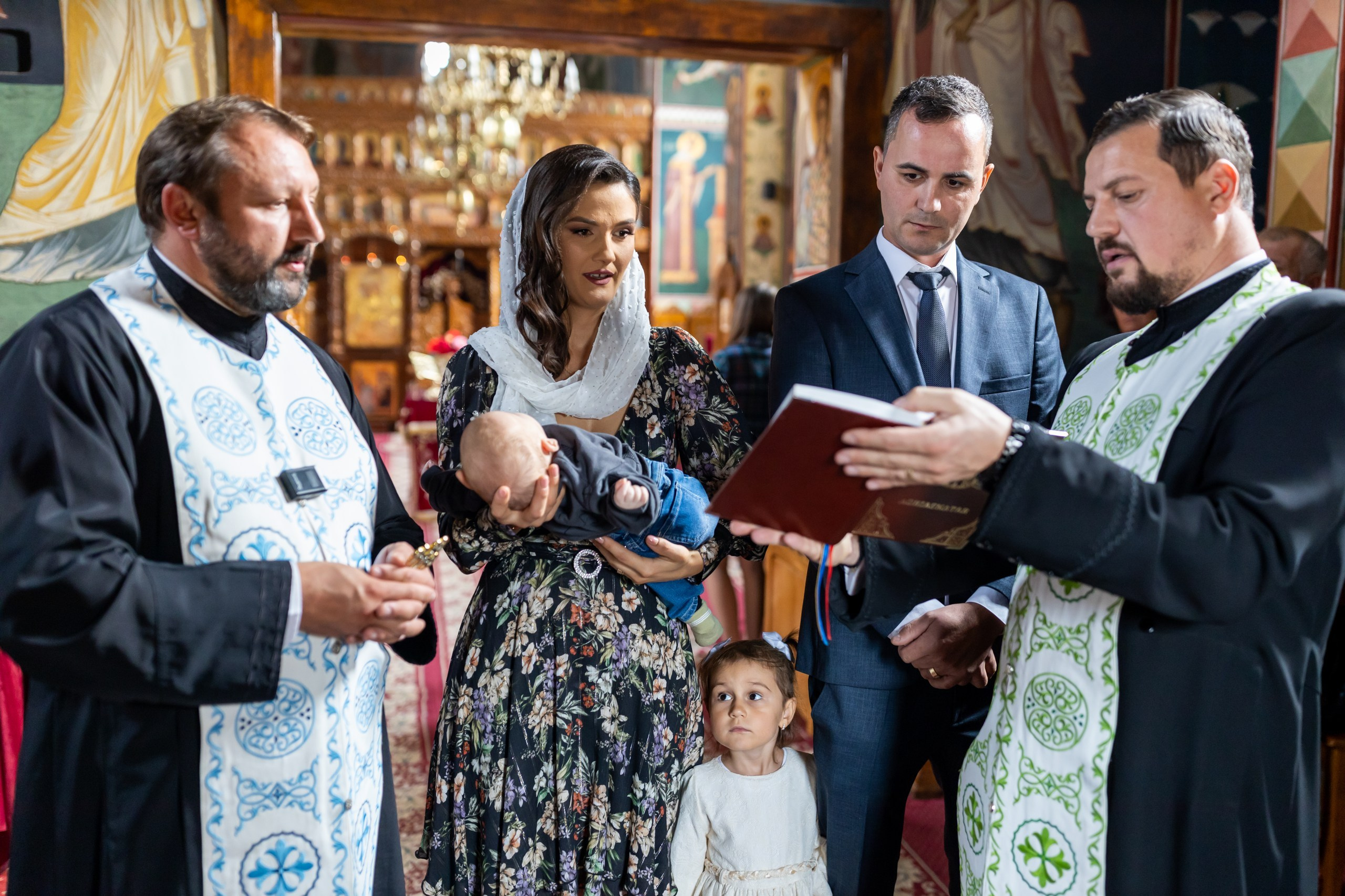 fotograf botez , fotografie botez Botoșani, fotograf Alin Chirilă, amintiri botez, fotografii botez, botez Miruna Parascheva, fotograf copii, fotografie botez în Botoșani-alt="botez , fotografie botez Alin Chirilă, amintiri botez, fotografii emoționante botez Botoșani"-- fotografii-botez-bebelus- amintiri-botez-micuț- moment-sfânt-crestinare- fotografie-emotionanta-botez- detalii-botez-bebelusi- parinti-fericiti-la-botez- fotograf-botez-profesionist- botez-in-biserica-ortodoxa- micuț-botezat-cu-emoție- zâmbete-și-lacrimi-la-botez- bebeluș-la-cristelniță- decor-botez-colorat- botez-cu-dragoste-și-credință- emotie-pura-la-botez- fotograf-botez-botosani- botez-iasi-suceava-fotograf- amintiri-nepretuite-botez-- Preotul ținându-l pe micuțul Mathias Gabriel la botez, în biserica Înălțarea Domnului, Copălău - Detalii de la botezul lui Mathias – lumânare, trusou și icoană - Familia lui Mathias Gabriel alături de micuț, în ziua botezului - Portret emoționant cu mama și bebelușul în brațe, în biserică,fotograf profesionist evenimente Botoșani, Iași, Suceava, Fălticeni, Bacău, Pașcani, Roman - AlinoFotoStudio by Alin Chirilă - servicii foto nuntă, botez, cununie, ședințe foto creative, albume personalizate, fotografii emoționante și calitative pentru cele mai importante momente din viață,fotograf nuntă Botoșani Alin Chirilă, ședință foto botez Iași - AlinoFotoStudio, servicii fotograf profesionist evenimente Suceava, fotograf cununie civilă Fălticeni - Alin Chirilă, album foto nuntă personalizat Bacău.“Bebeluș botezat în biserică, ținut în brațe de nași” • “Detaliu cu lumânarea de botez decorată cu flori albe” • “Părinți emoționați alături de copilul lor la ceremonia de botez” • “Masa festivă de botez cu decor tematic și tort personalizat” • “Momentul în care preotul toarnă apă sfințită pe fruntea bebelușului” “Bebeluș în rochie albă de botez, zâmbind în brațele mamei” • “Detaliu cu cruciulița de botez așezată pe o pernă de satin” • “Părinți și nași aprinzând lumânările în timpul ceremoniei de botez” • “Tort de botez decorat cu figurine tematice și numele copilului” • “Copil botezat dormind liniștit în pătuțul decorat festiv” • “Momentul în care preotul binecuvântează copilul în fața altarului” • “Invitați adunându-se în jurul mesei festive la petrecerea de botez” • “Bebeluș ținând în mână o jucărie personalizată primită la botez” • “Familie fericită pozând împreună după ceremonia de botez” • “Decor tematic cu baloane și flori la locația petrecerii de botez” fotograf Botoșani fotograf evenimente fotograf botez Alin Chirila fotograf alinofotostudio.fotograf botez Amelis Maria, fotografie botez Botoșani, fotograf Alin Chirilă, amintiri botez, fotografii botez, botez Amelis Maria, fotograf copii, fotografie botez în Botoșani,