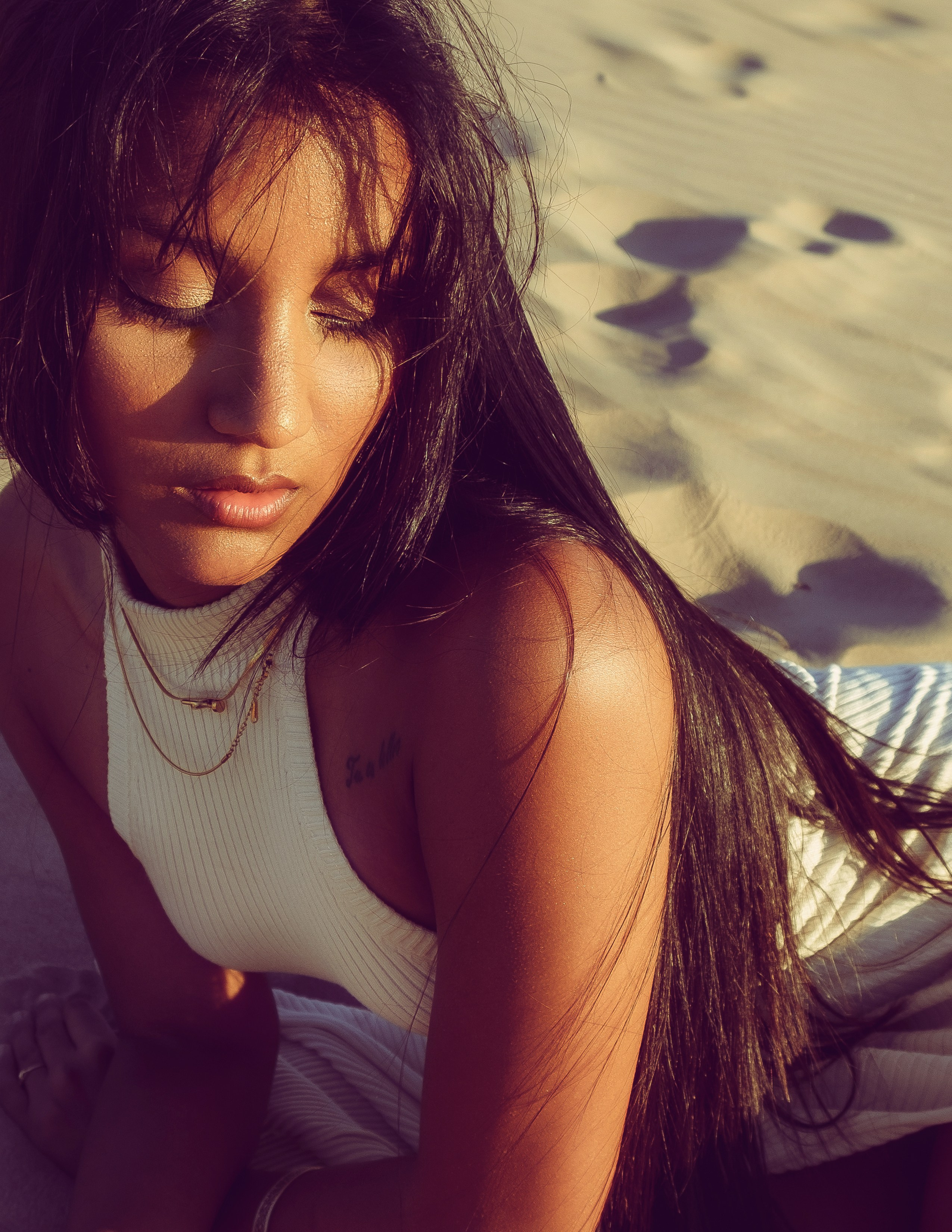 Romantic Portrait by the Sea: Sunset Shoot in Guardamar — Photographer Andrey Lukovnikov