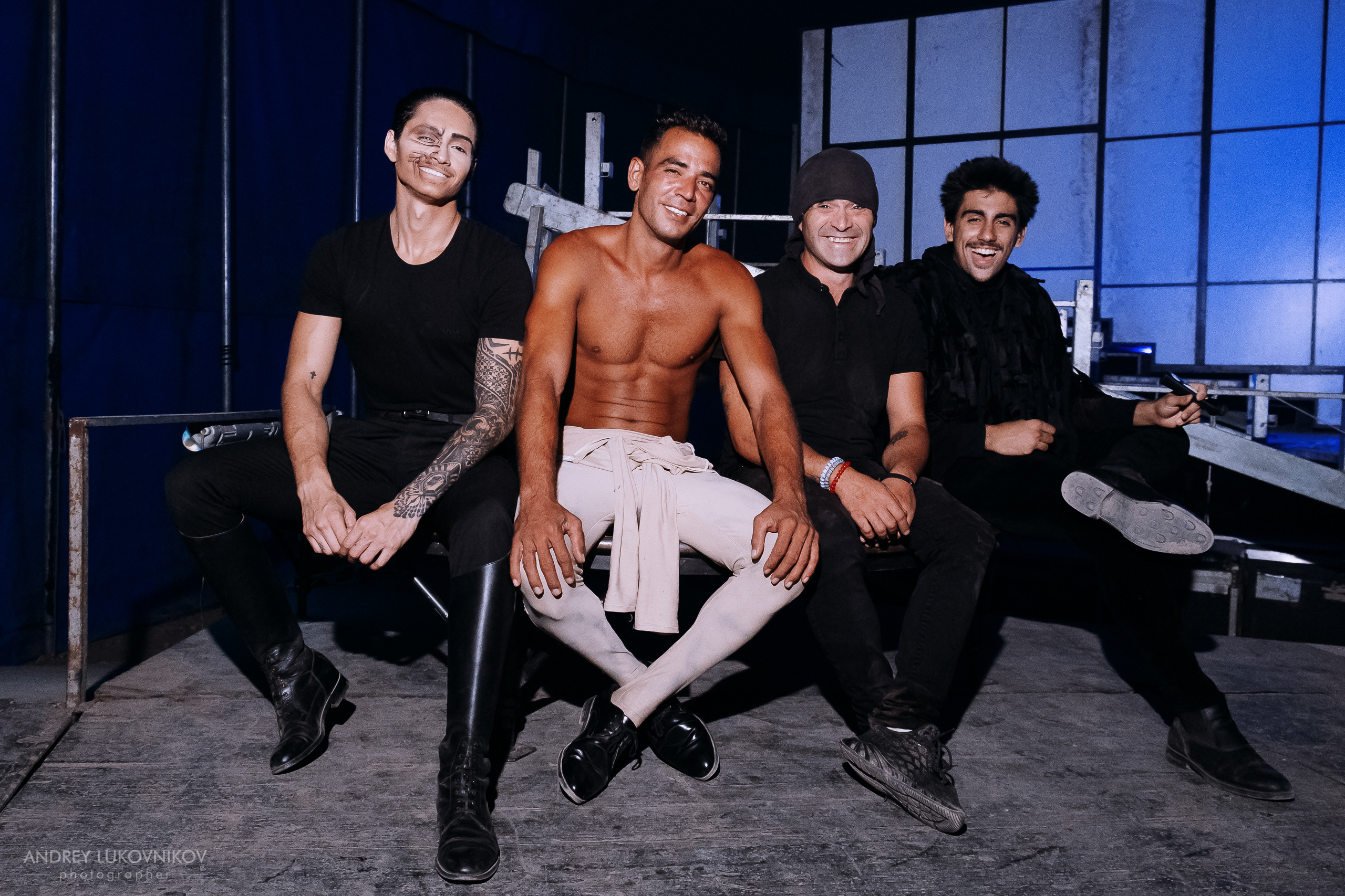 Sesión de fotos entre bastidores en El Circo Encantado: la vida de los artistas tras bambalinas