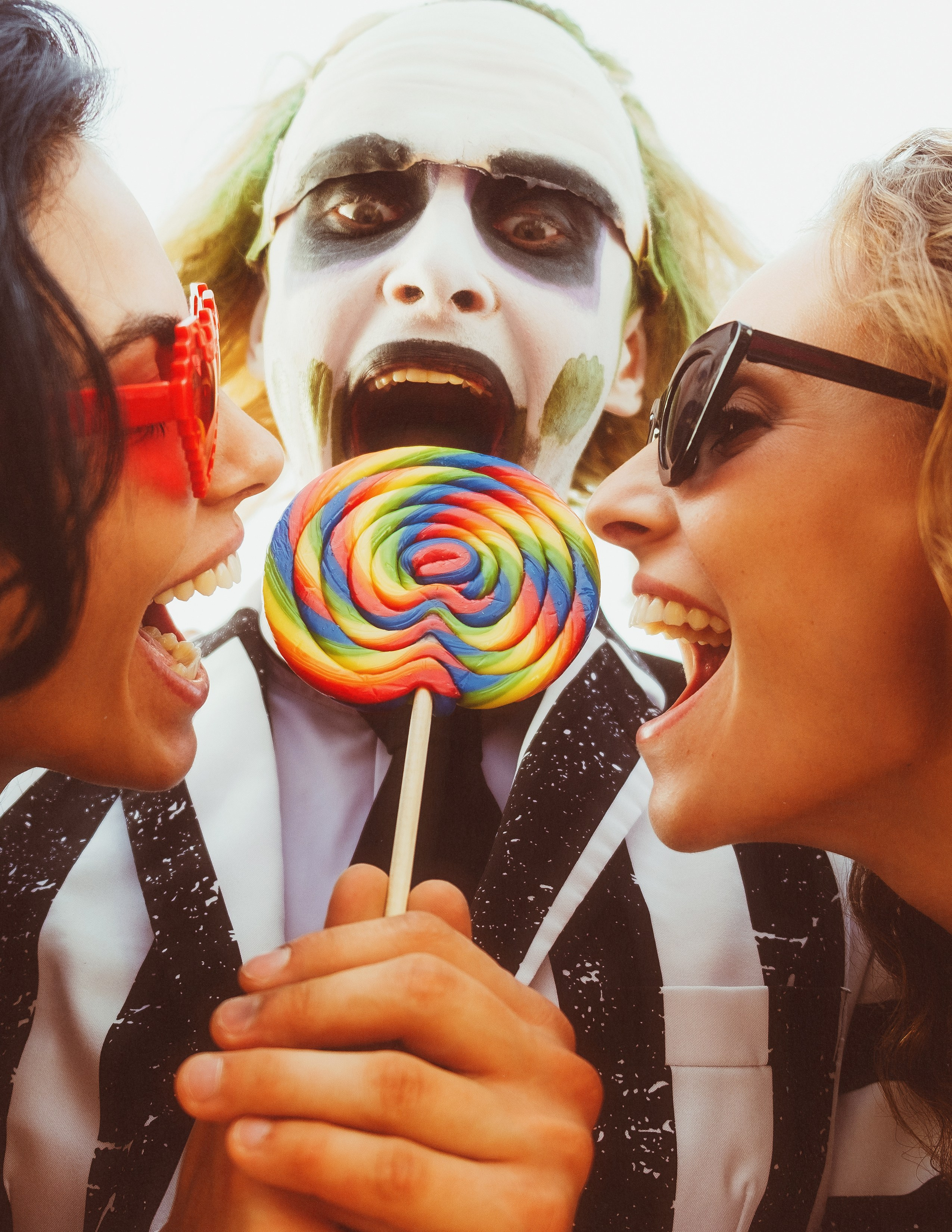 Beetlejuice на море: Экспериментальная фотосессия с цирковыми артистами — Фотограф Андрей Луковников