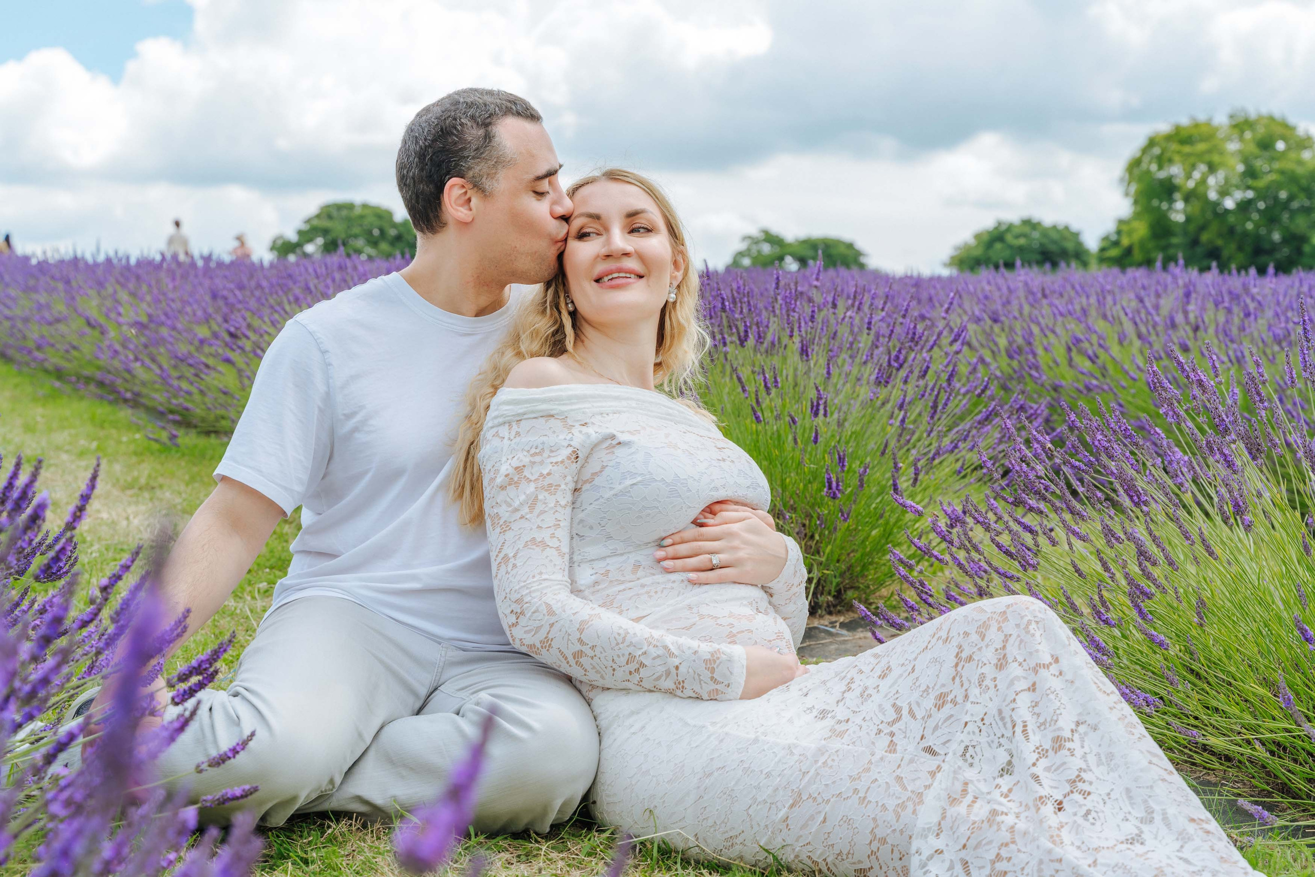 pregnant photo shoot in lavender field, pregnant photo shoot in london, pregnant photo shoot in lavender farmhouse