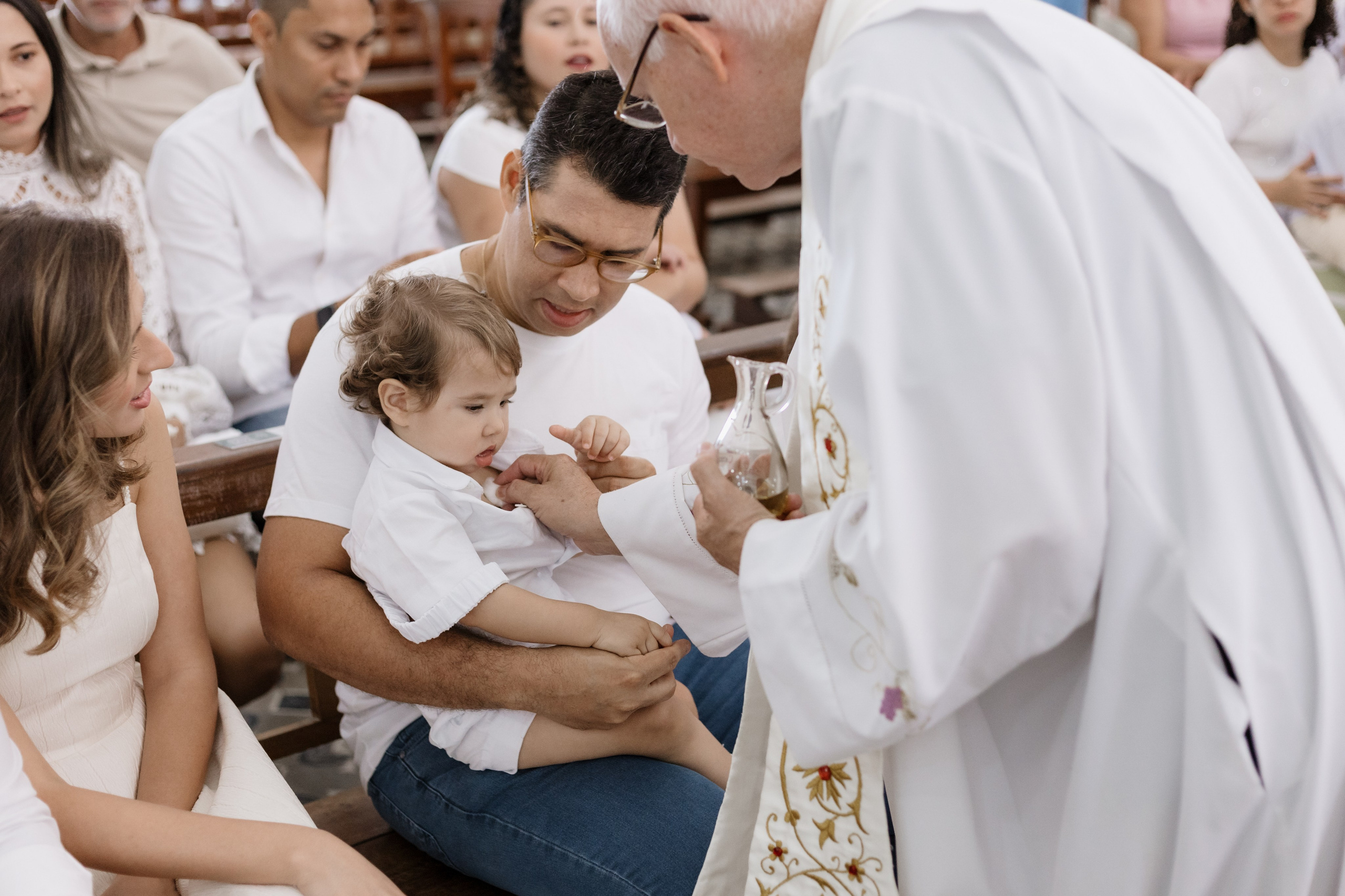 Rito de unção com o óleo no peito da criança