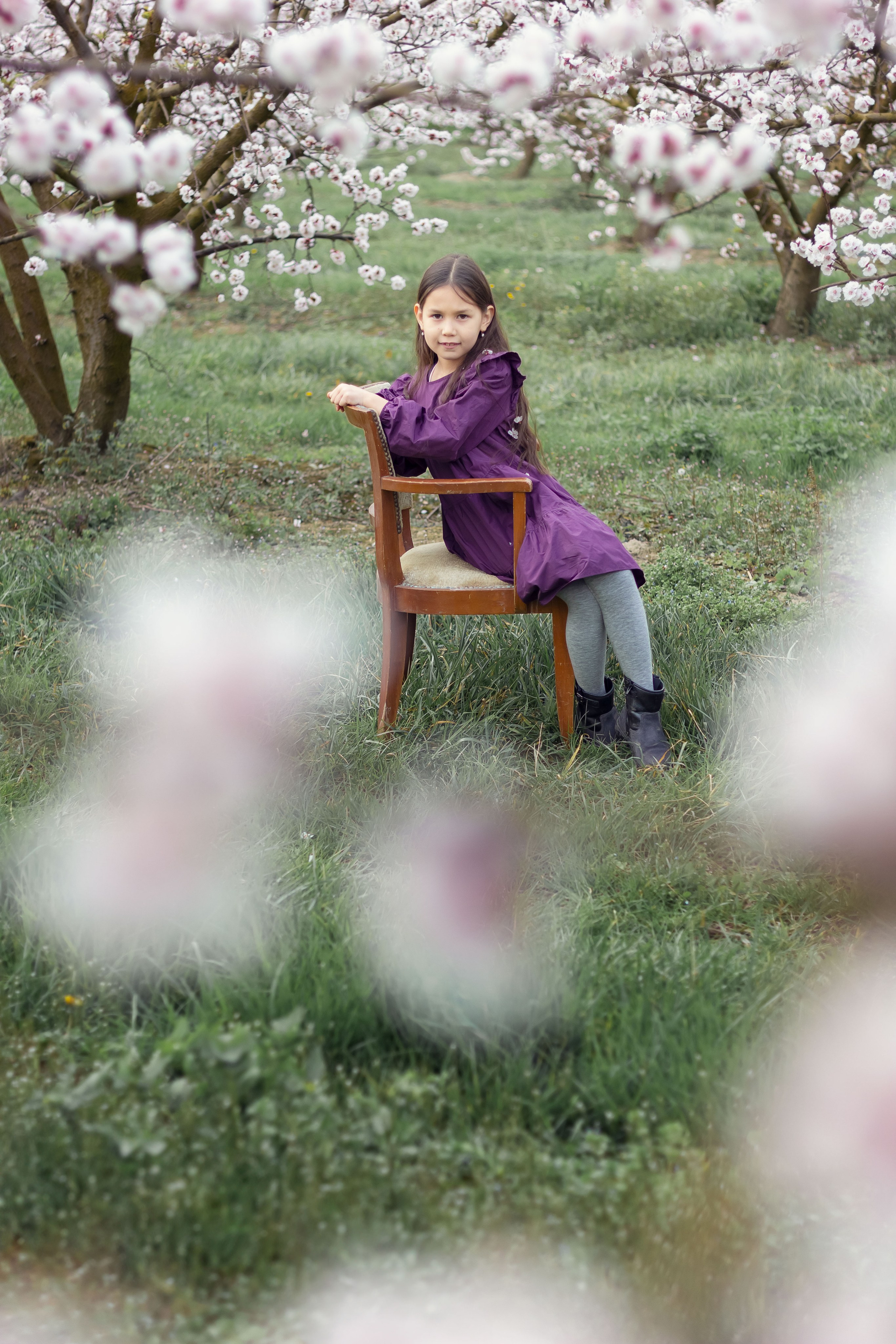 Shooting photo dans les cerisiers fleuris. Photographe et retoucheuse des images des produits à Avignon en France